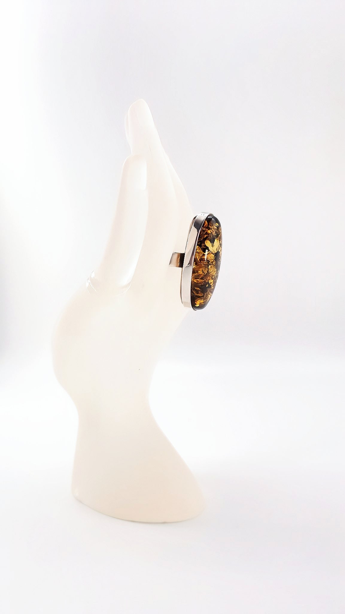 Pure elegance: ring with natural stone