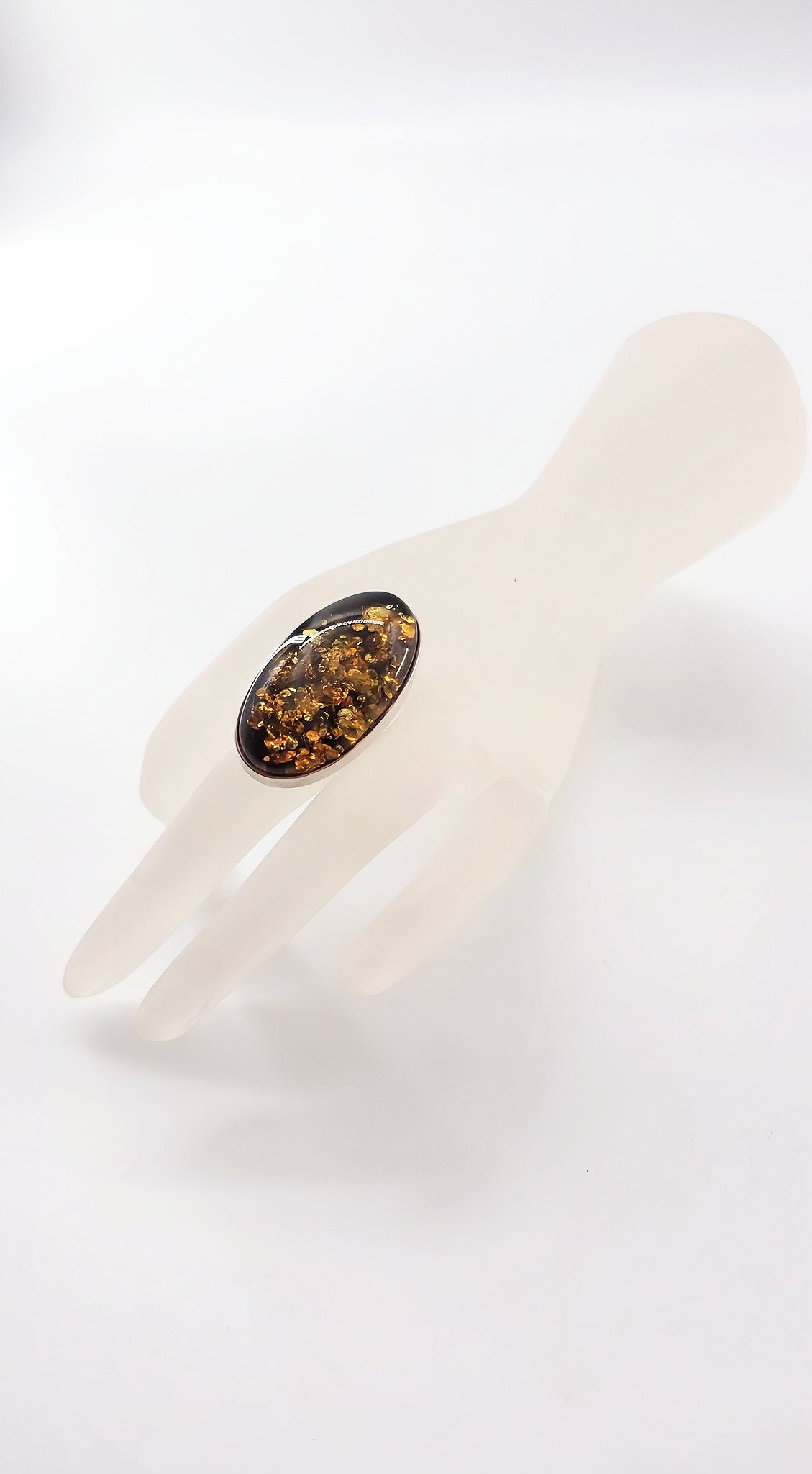 Pure elegance: ring with natural stone
