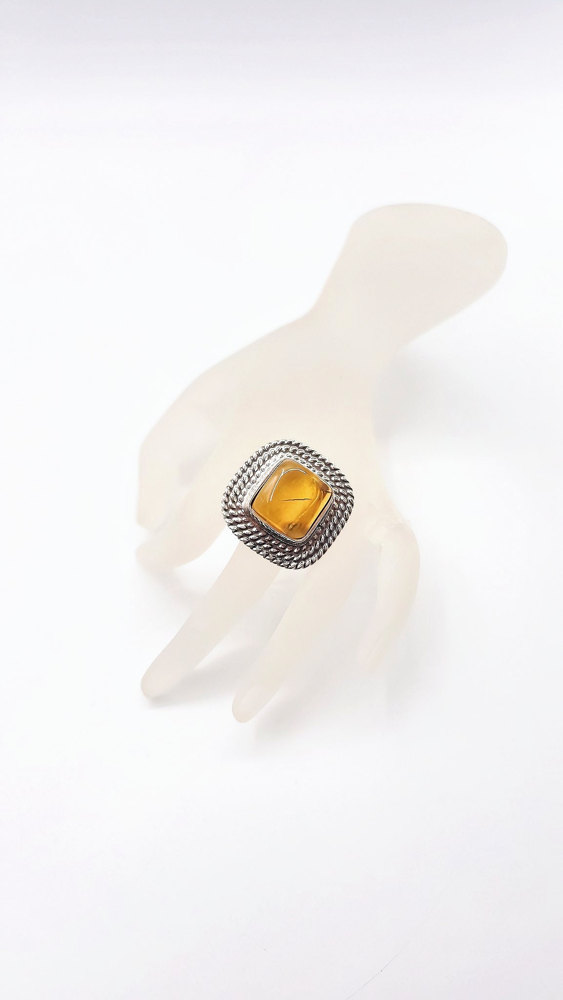 Vintage style: Handmade ring made of silver &amp; amber