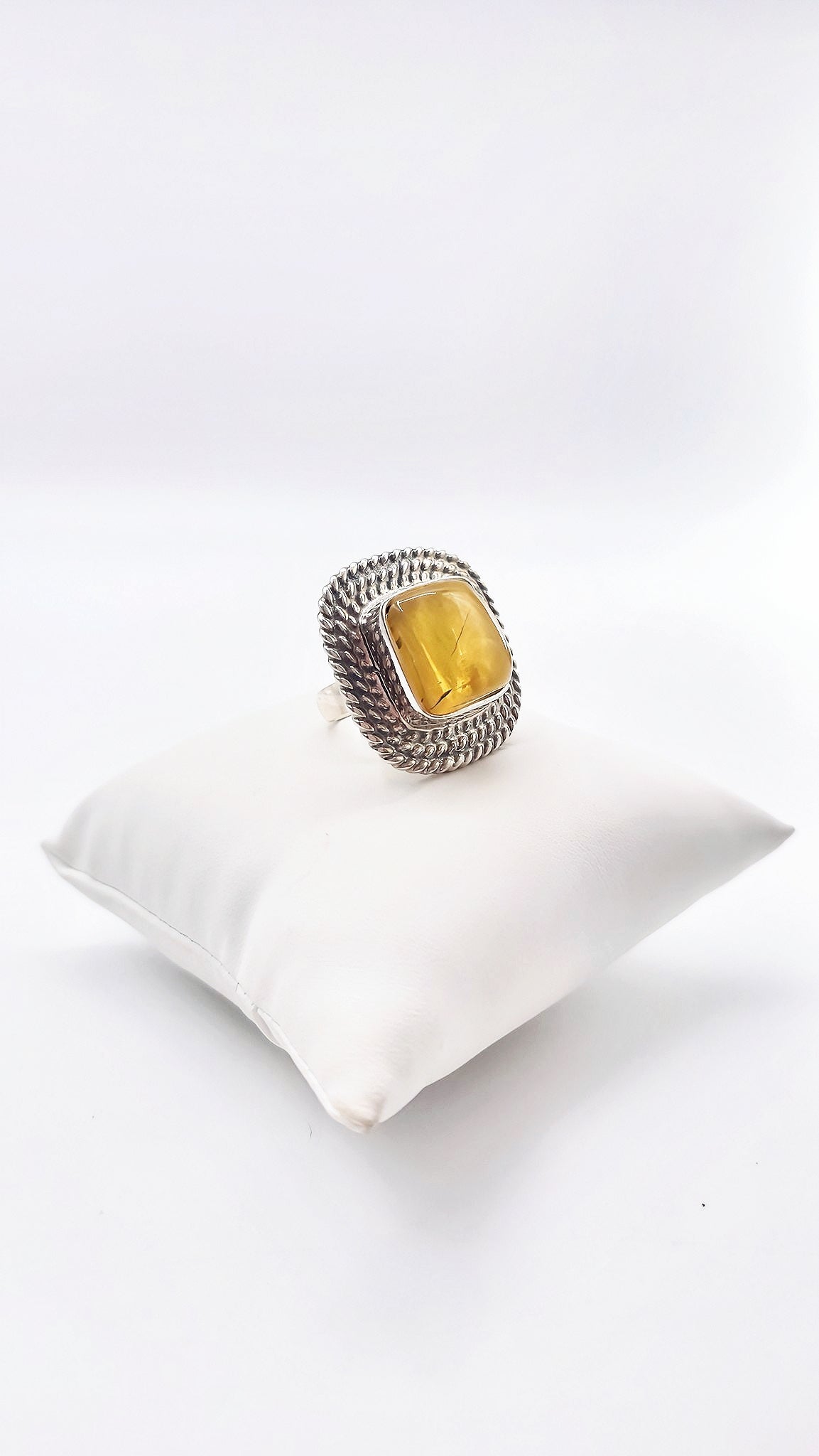 Vintage style: Handmade ring made of silver &amp; amber