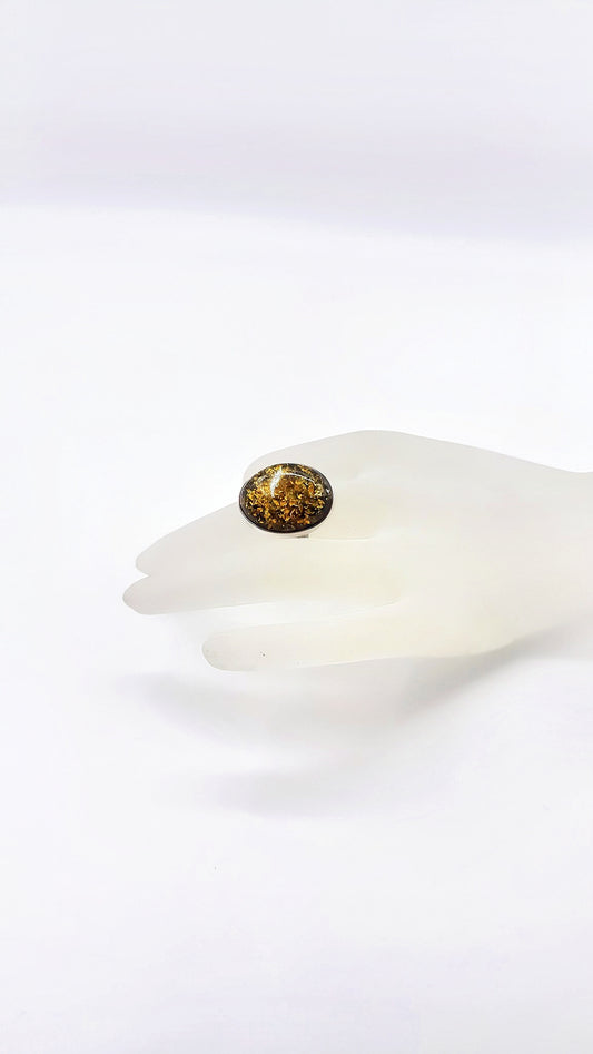 Adjustable ring with green amber – nature &amp; elegance combined