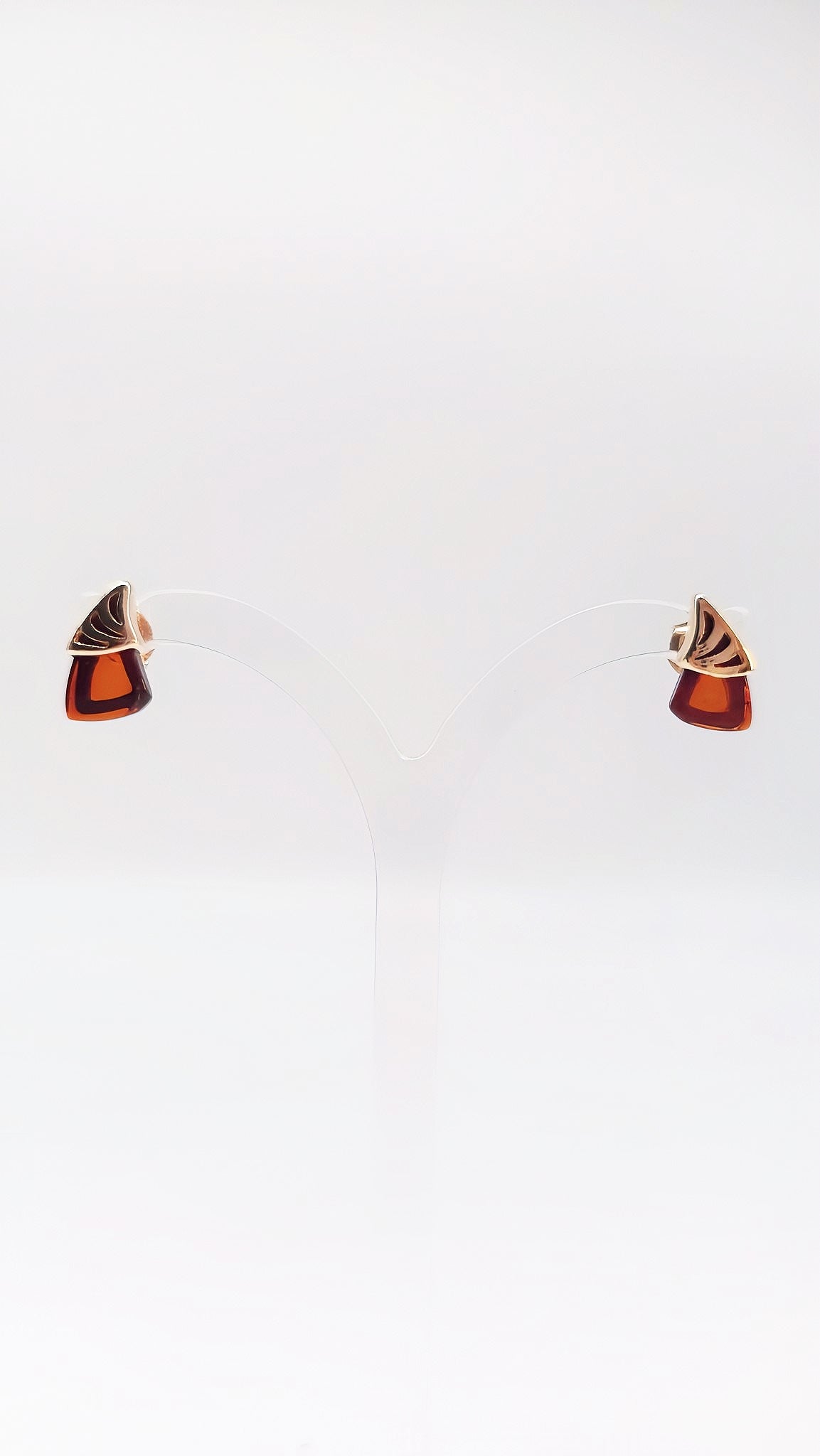 Vergoldete Ohrstecker mit modernem Dreiecksdesign und Bernstein