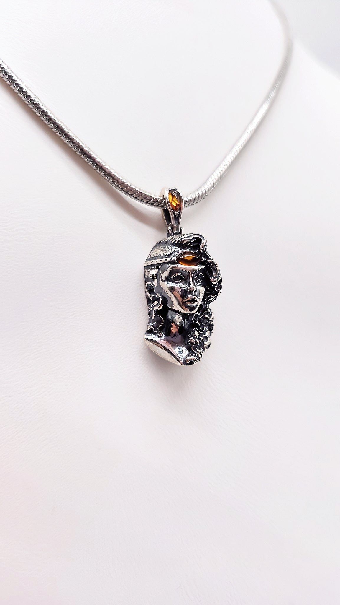 Maagd Sterrenbeeld Horoscoophanger – 925 Zilver & Barnsteen