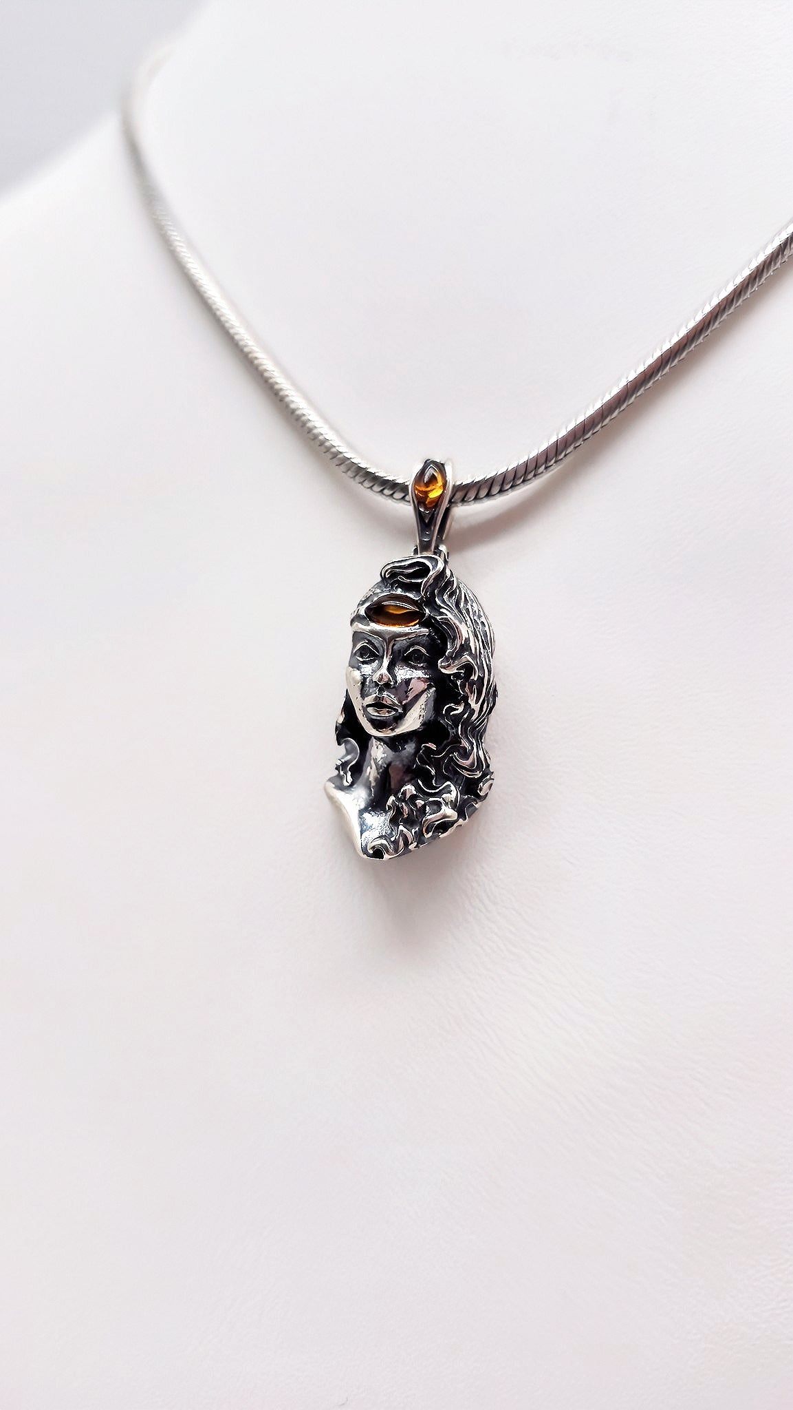 Maagd Sterrenbeeld Horoscoophanger – 925 Zilver & Barnsteen