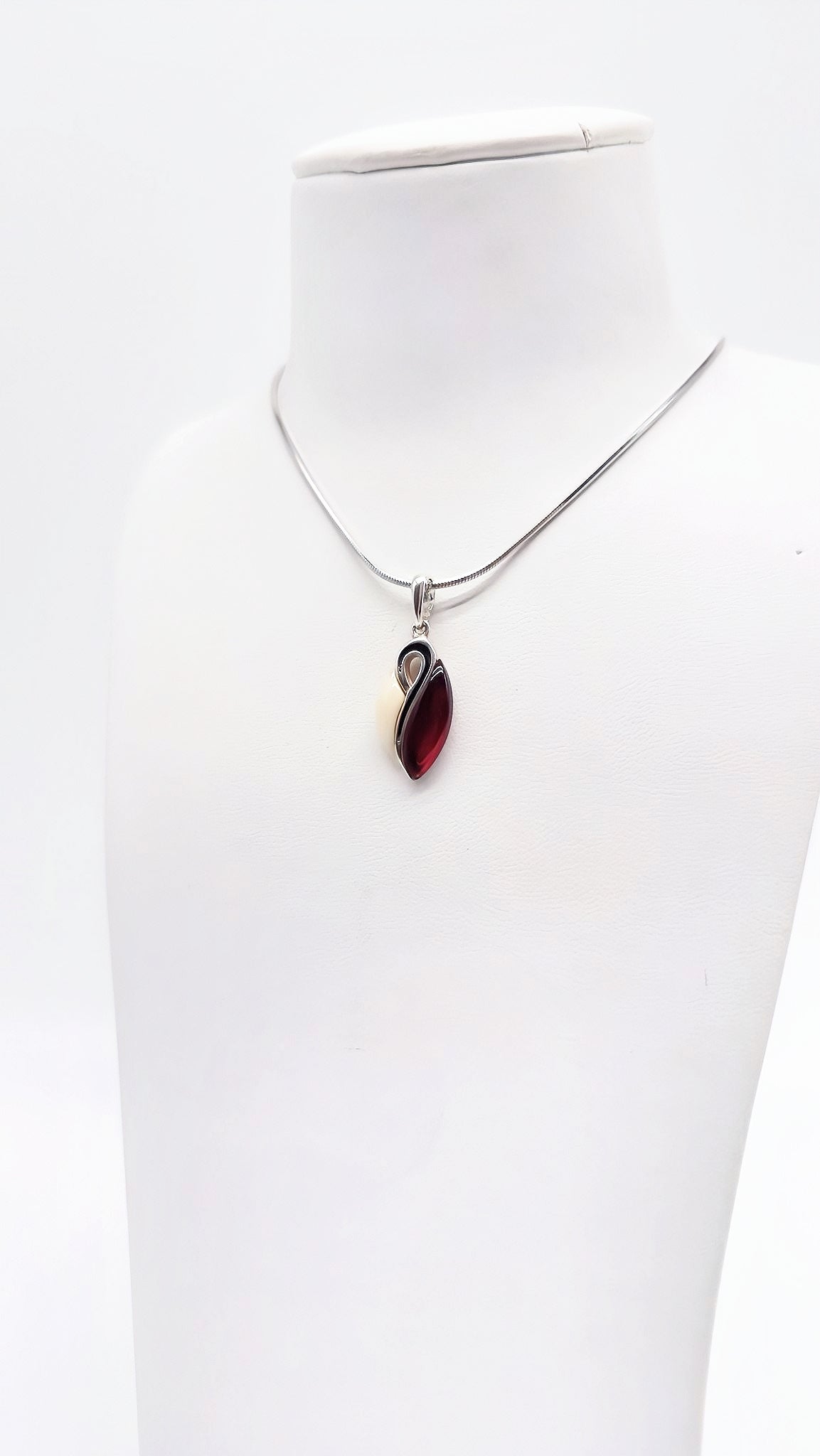 Elegant ladies' pendant with natural amber