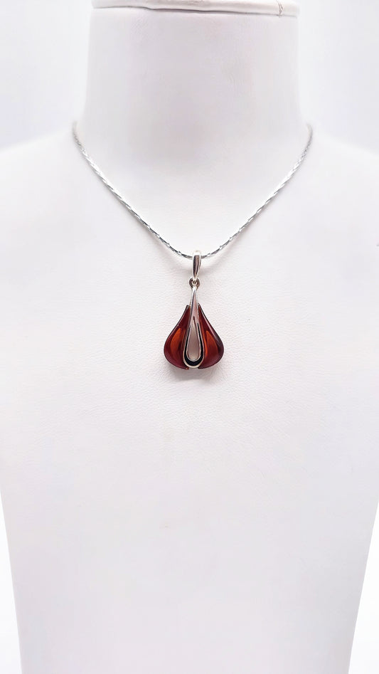 Naturbernstein mit Silber – eleganter Anhänger für Frauen