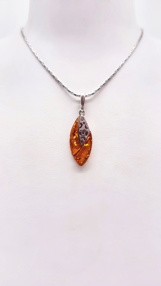 Warmer Cognac-Bernstein in Silber – stilvoll & klassisch