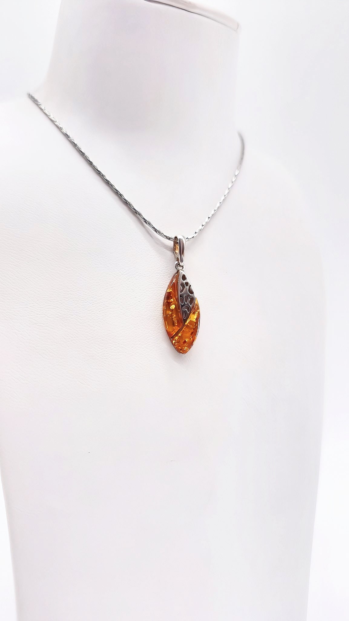 Warmer Cognac-Bernstein in Silber – stilvoll & klassisch
