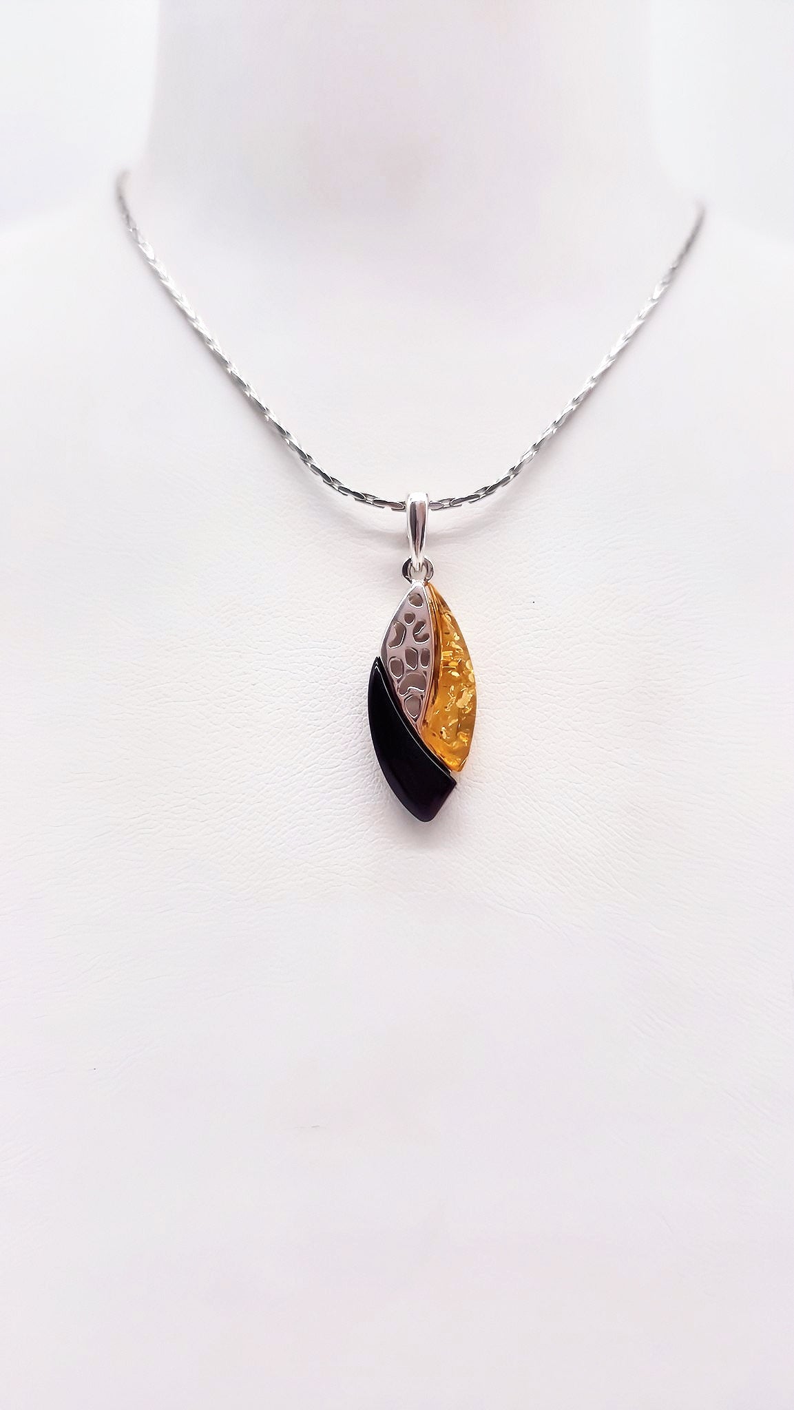 Warmer Cognac-Bernstein in Silber – stilvoll & klassisch