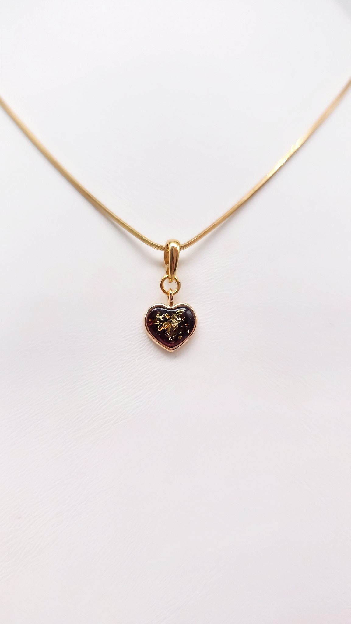 Jewelry with meaning: Heart pendant with genuine amber