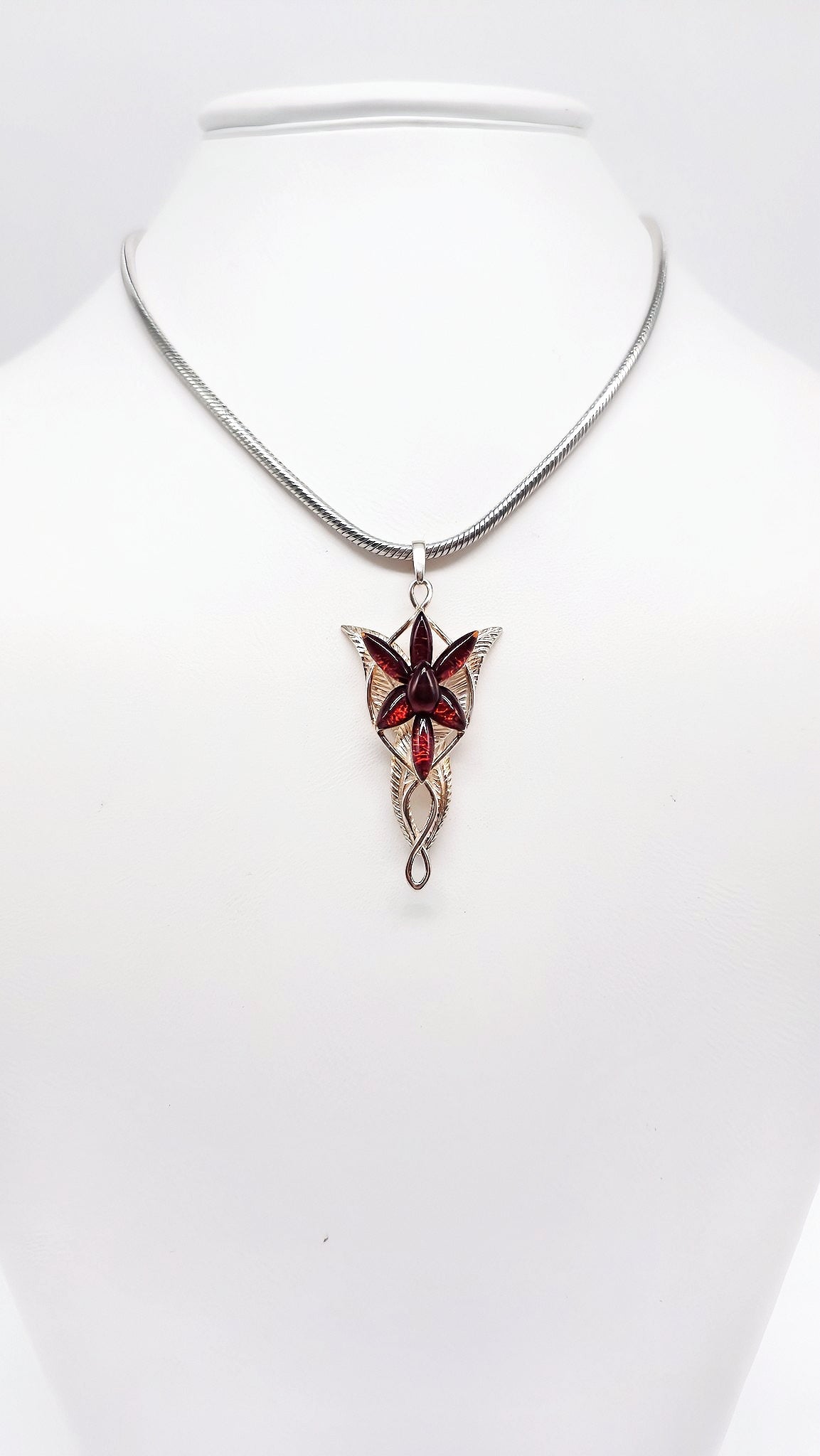 Design-Anhänger mit Bernsteinblüte