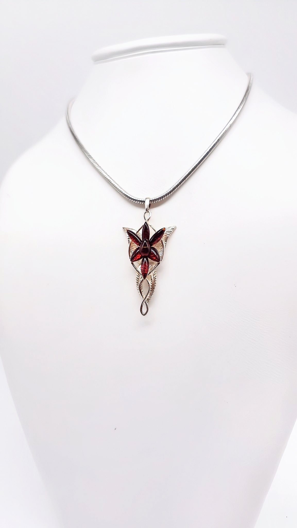 Design-Anhänger mit Bernsteinblüte