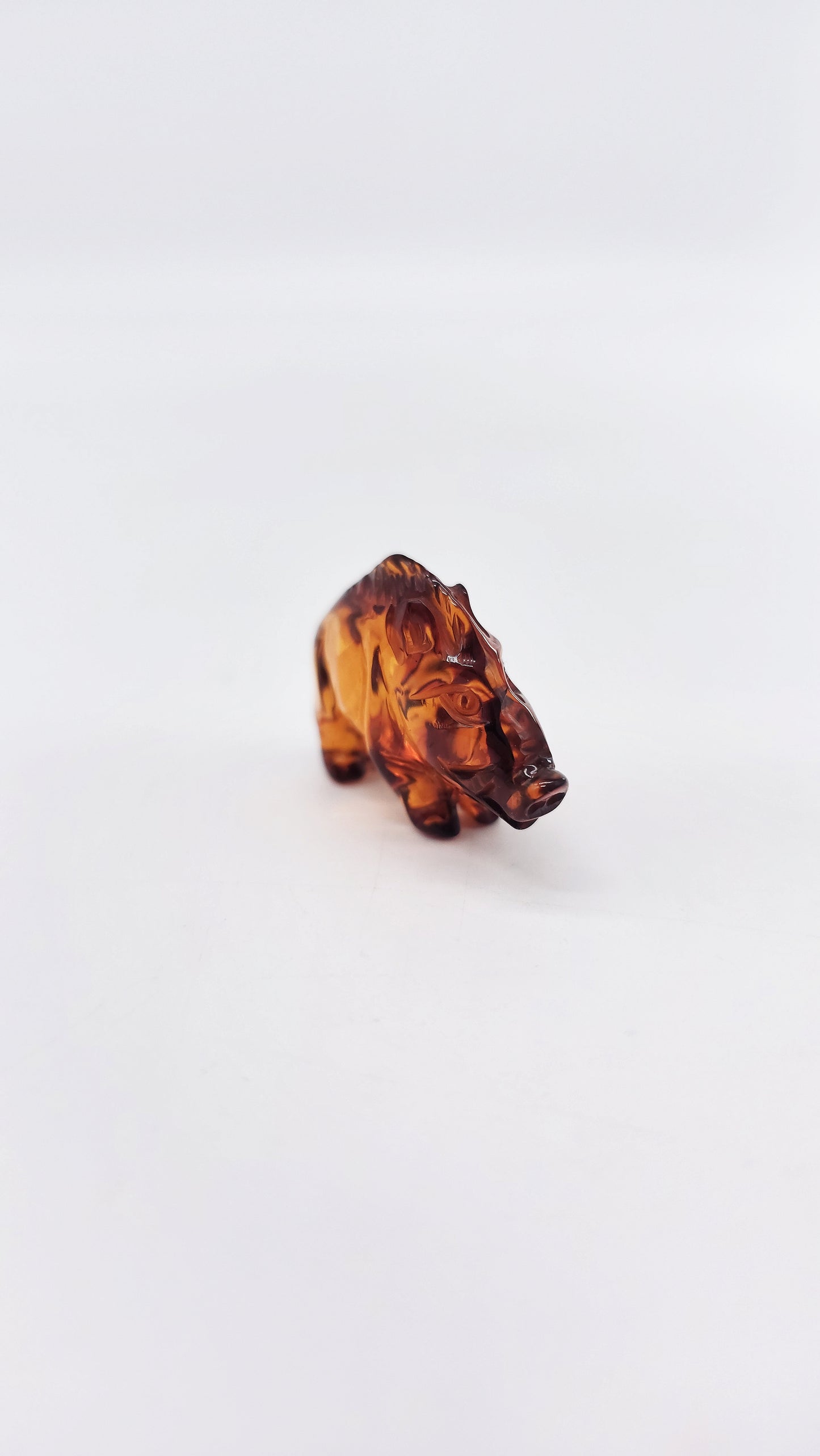 Wildschwein-Figur aus Bernstein – Geschenk für Kämpfernaturen