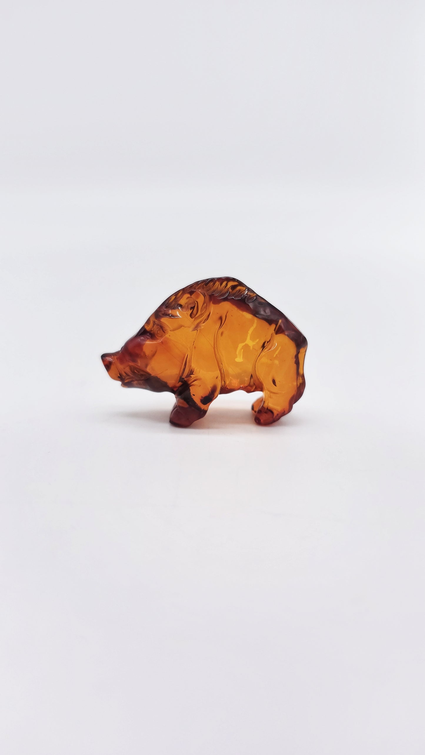 Wildschwein-Figur aus Bernstein – Geschenk für Kämpfernaturen
