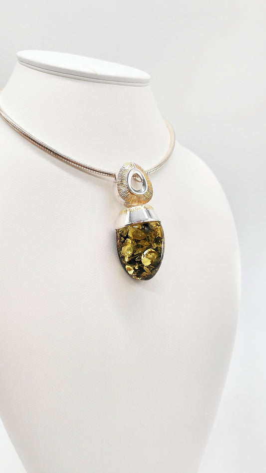 Grüner Bernsteinanhänger mit Silber & Goldakzenten