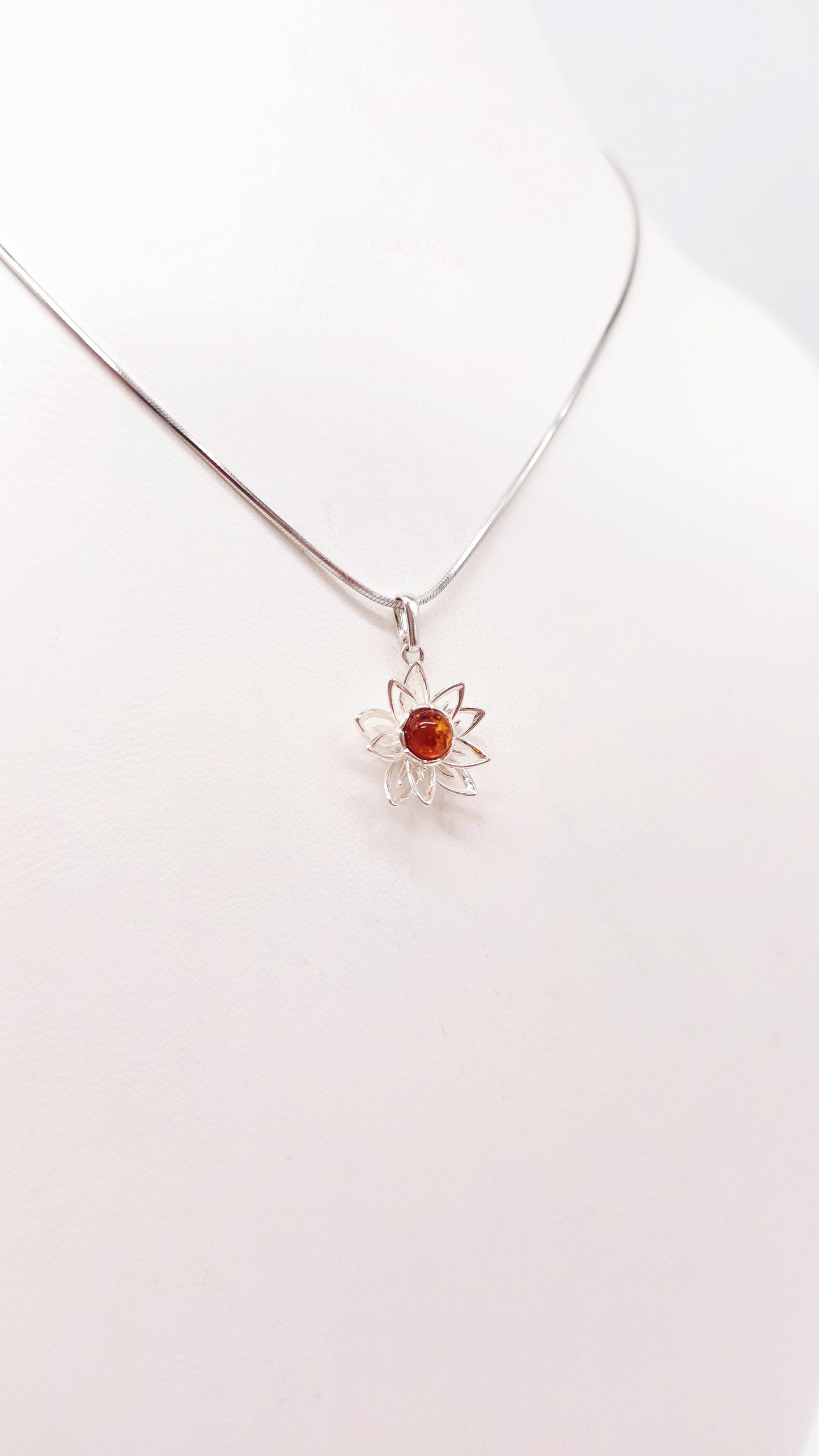 Schmuckanhänger Blume mit Bernstein – hochwertiges Geschenk