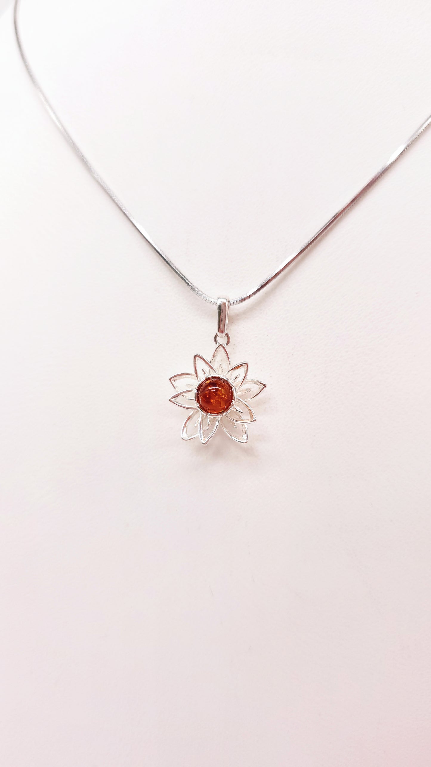 Schmuckanhänger Blume mit Bernstein – hochwertiges Geschenk