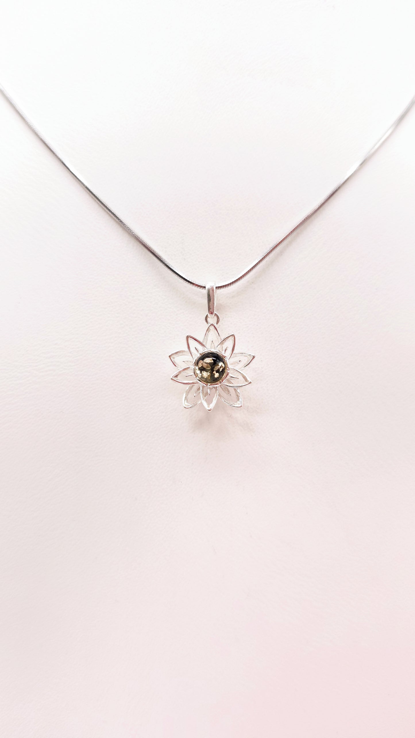 Schmuckanhänger Blume mit Bernstein – hochwertiges Geschenk