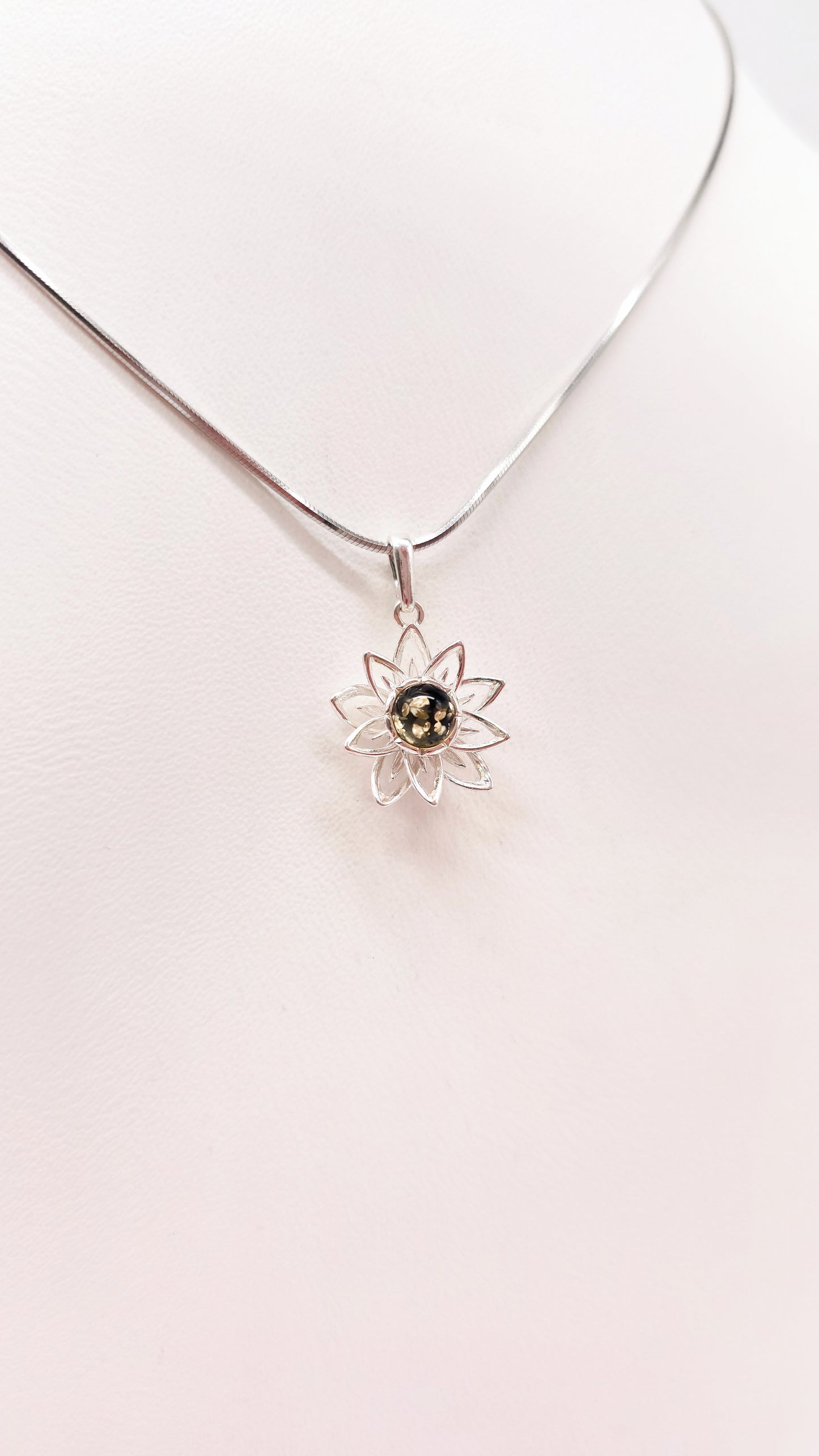 Schmuckanhänger Blume mit Bernstein – hochwertiges Geschenk