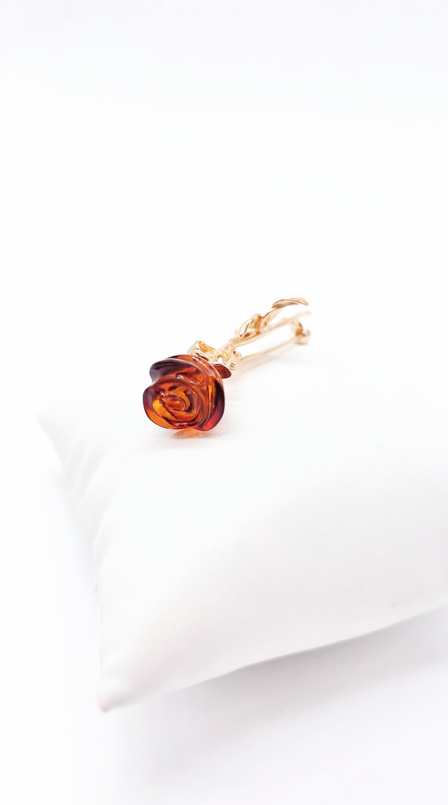 Gold-plated brooch with rose design and amber