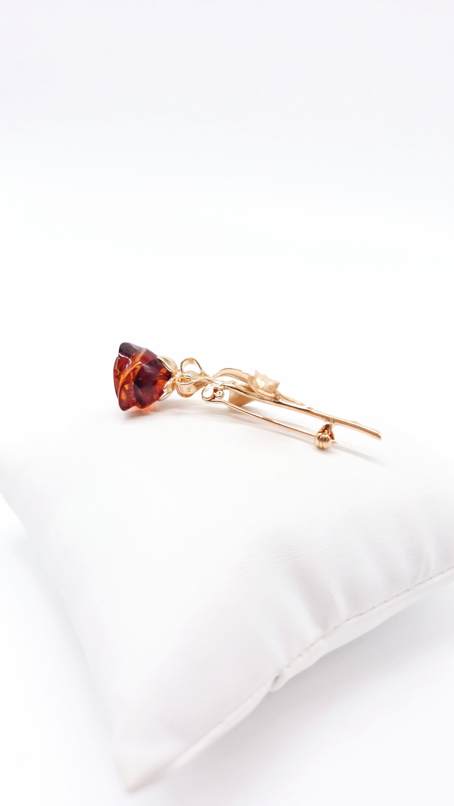 Gold-plated brooch with rose design and amber