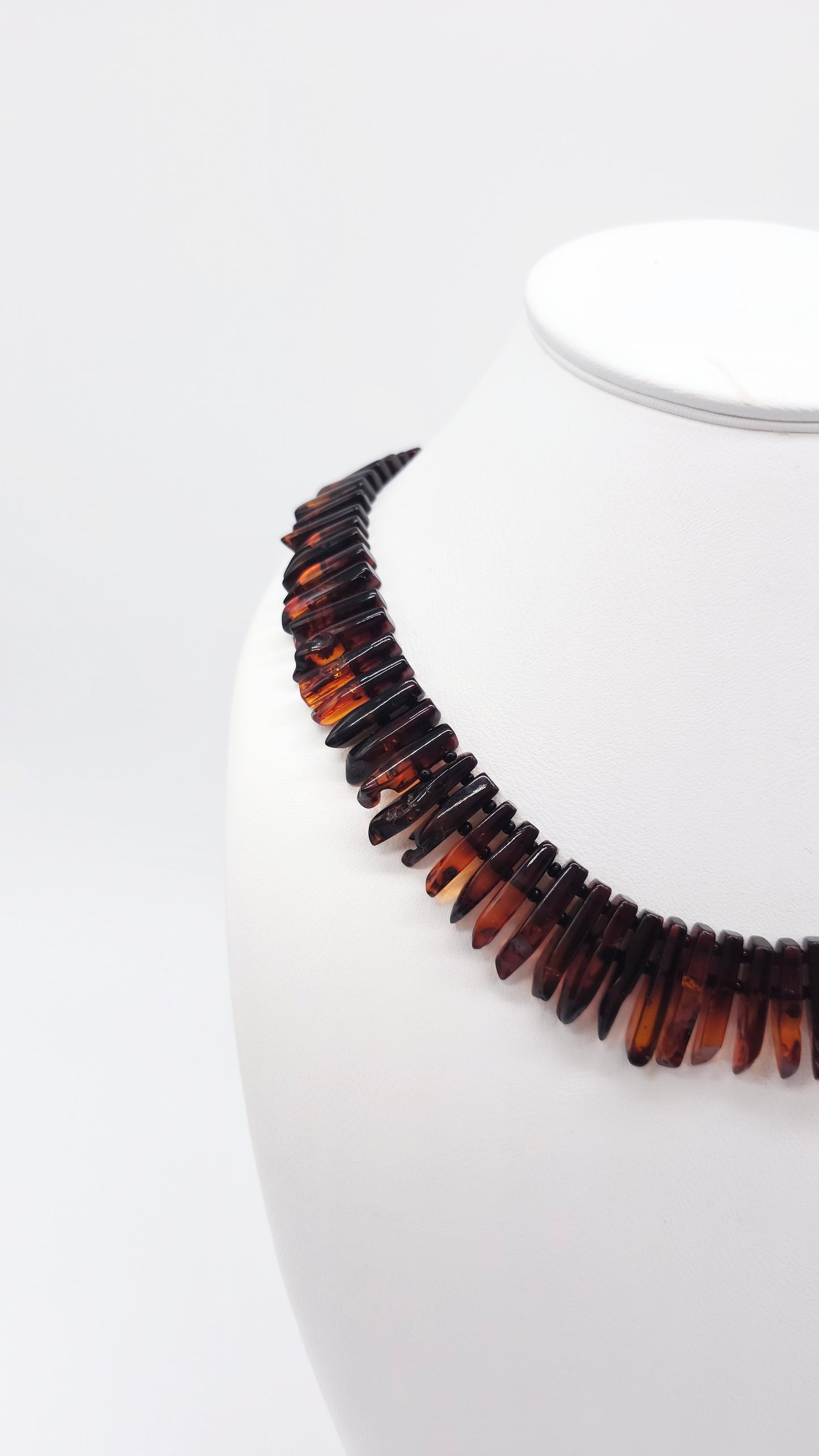 Collier en ambre foncé – exclusif et unique