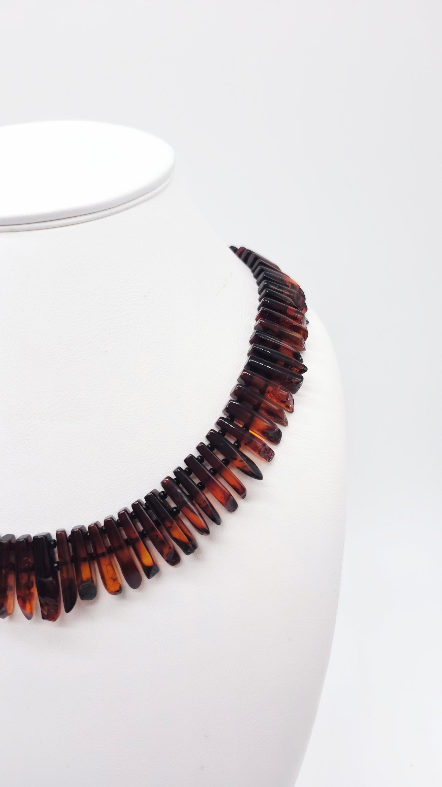 Collier en ambre foncé – exclusif et unique