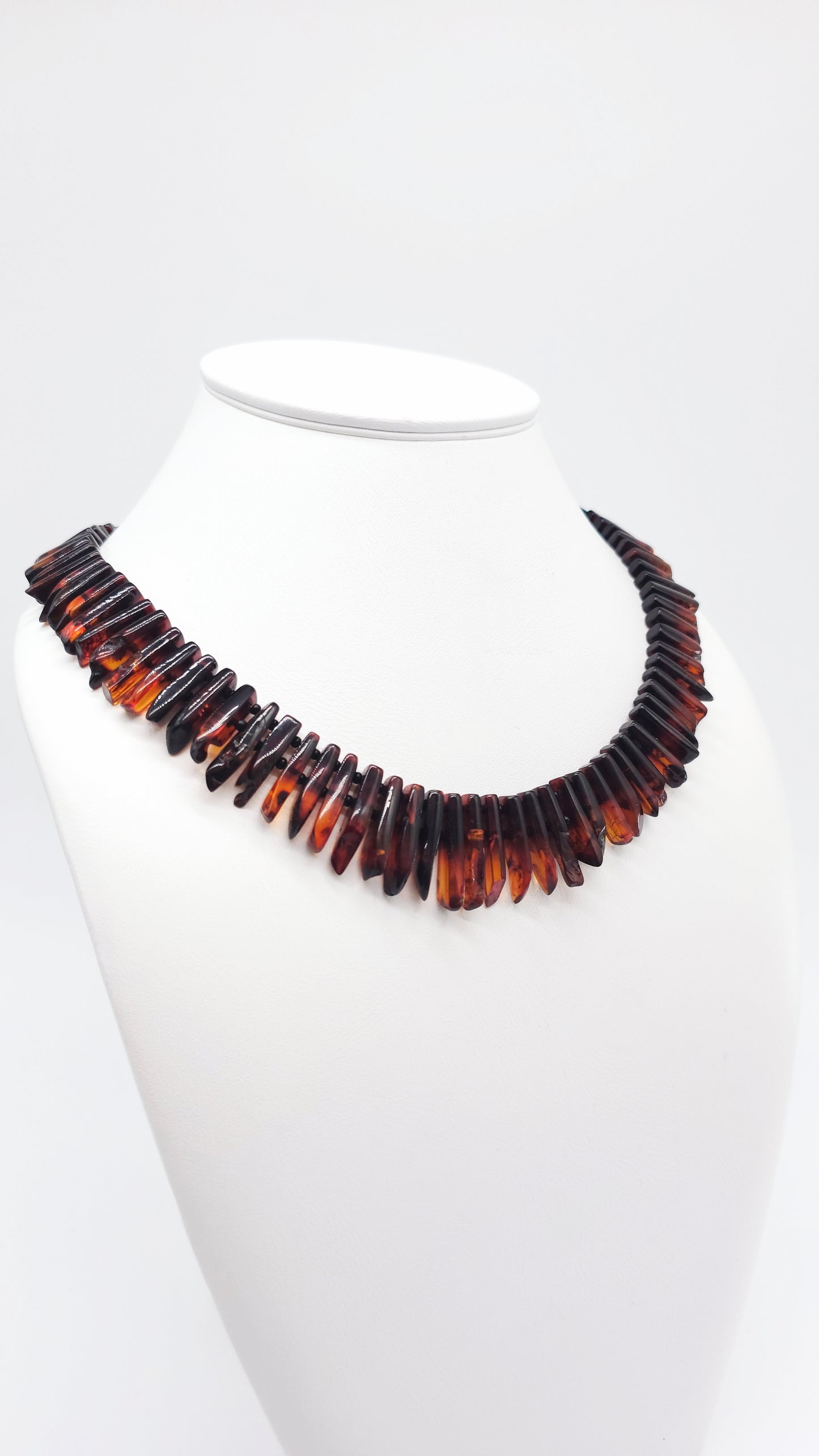 Collier en ambre foncé – exclusif et unique