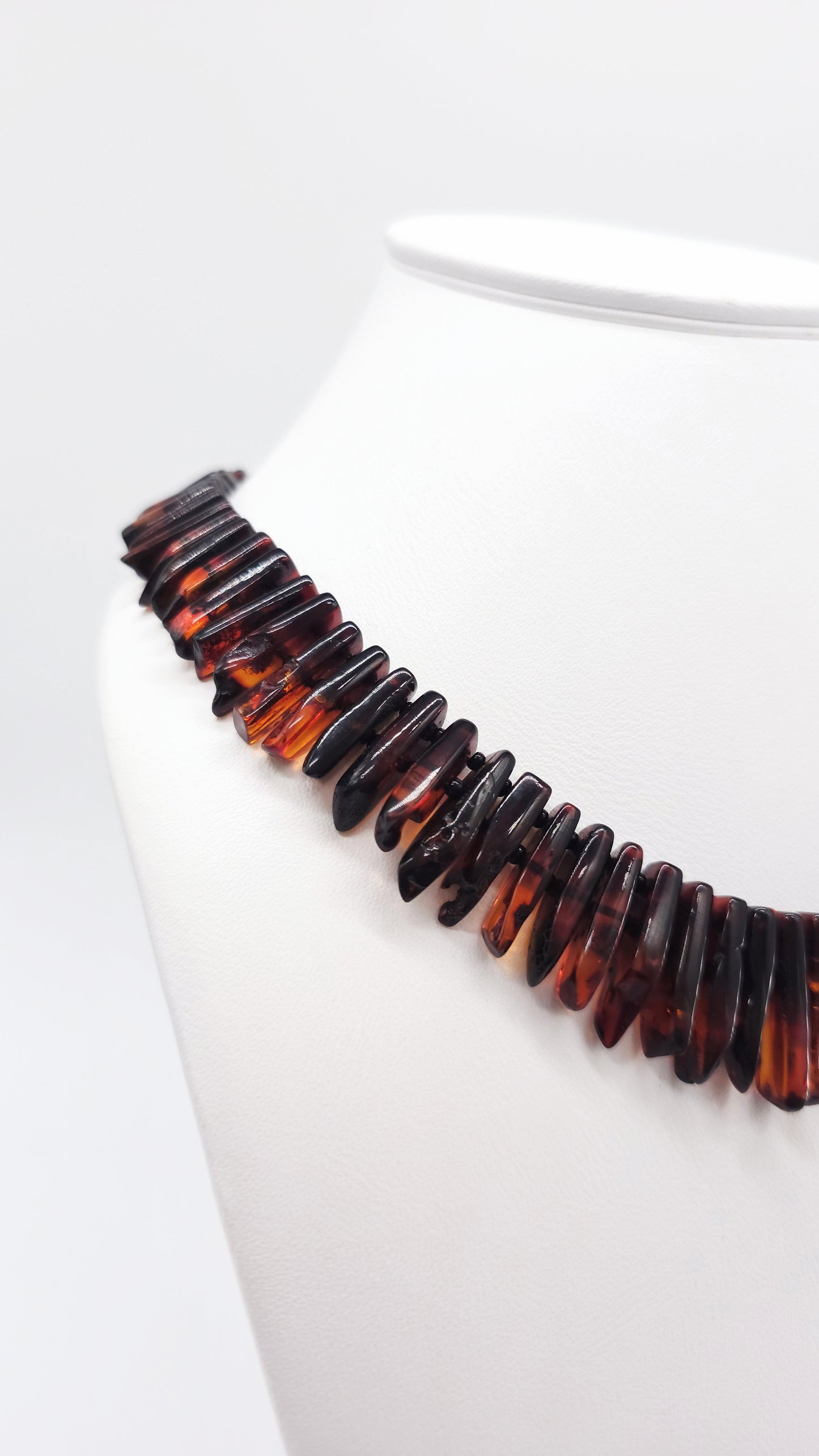 Collier en ambre foncé – exclusif et unique
