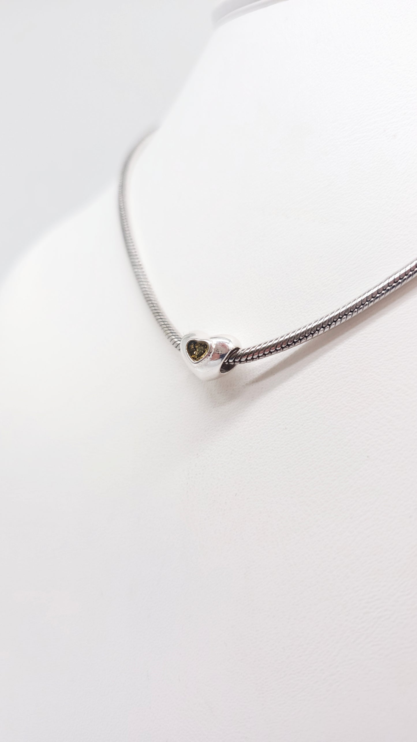 Sieraadbedel voor armband of ketting – hartje barnsteen