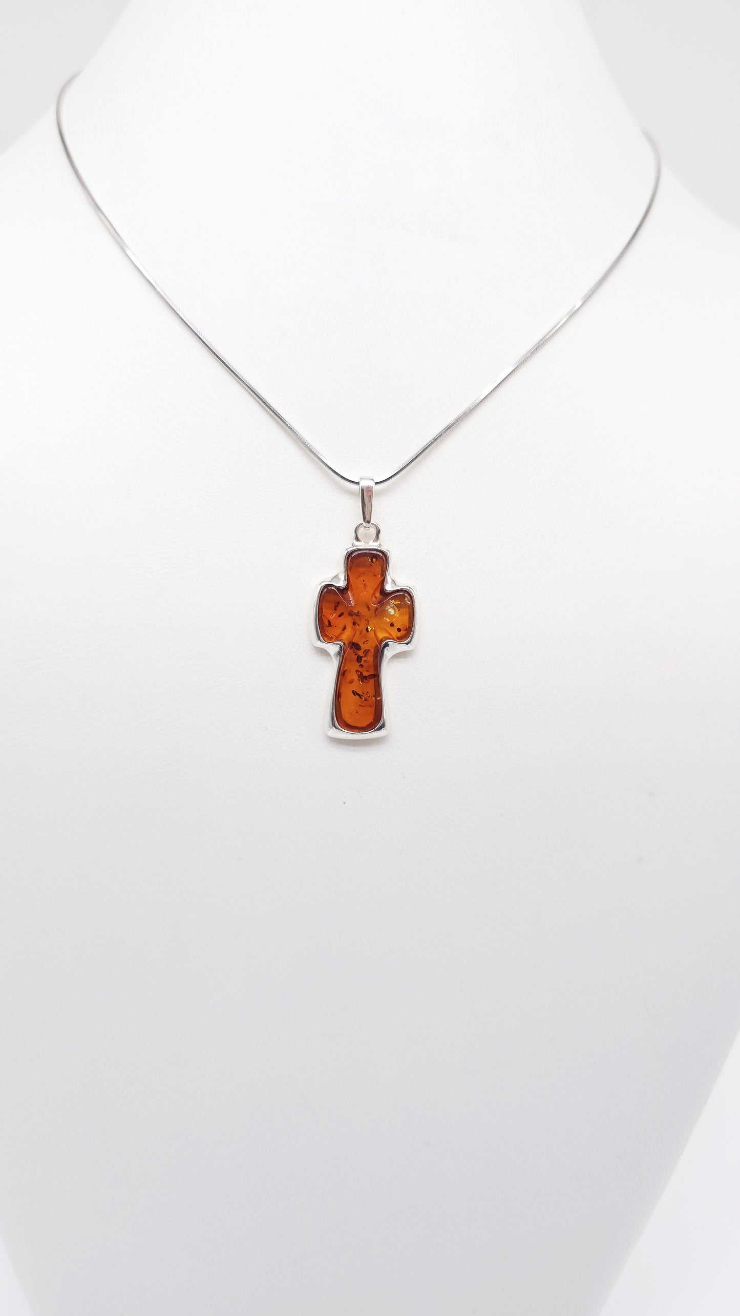 Kreuzanhänger für Damen & Herren – Bernsteinschmuck
