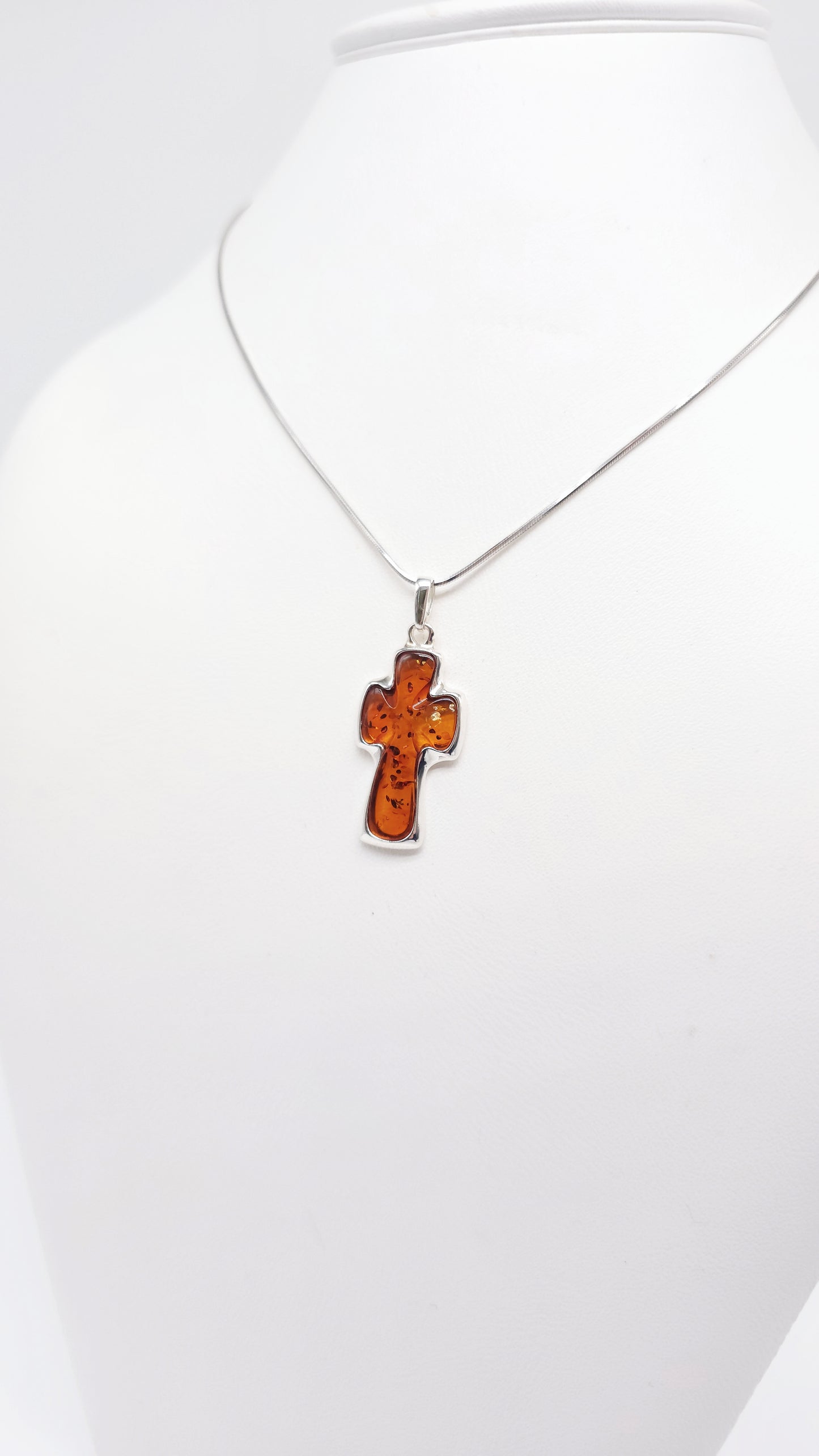 Kreuzanhänger für Damen & Herren – Bernsteinschmuck
