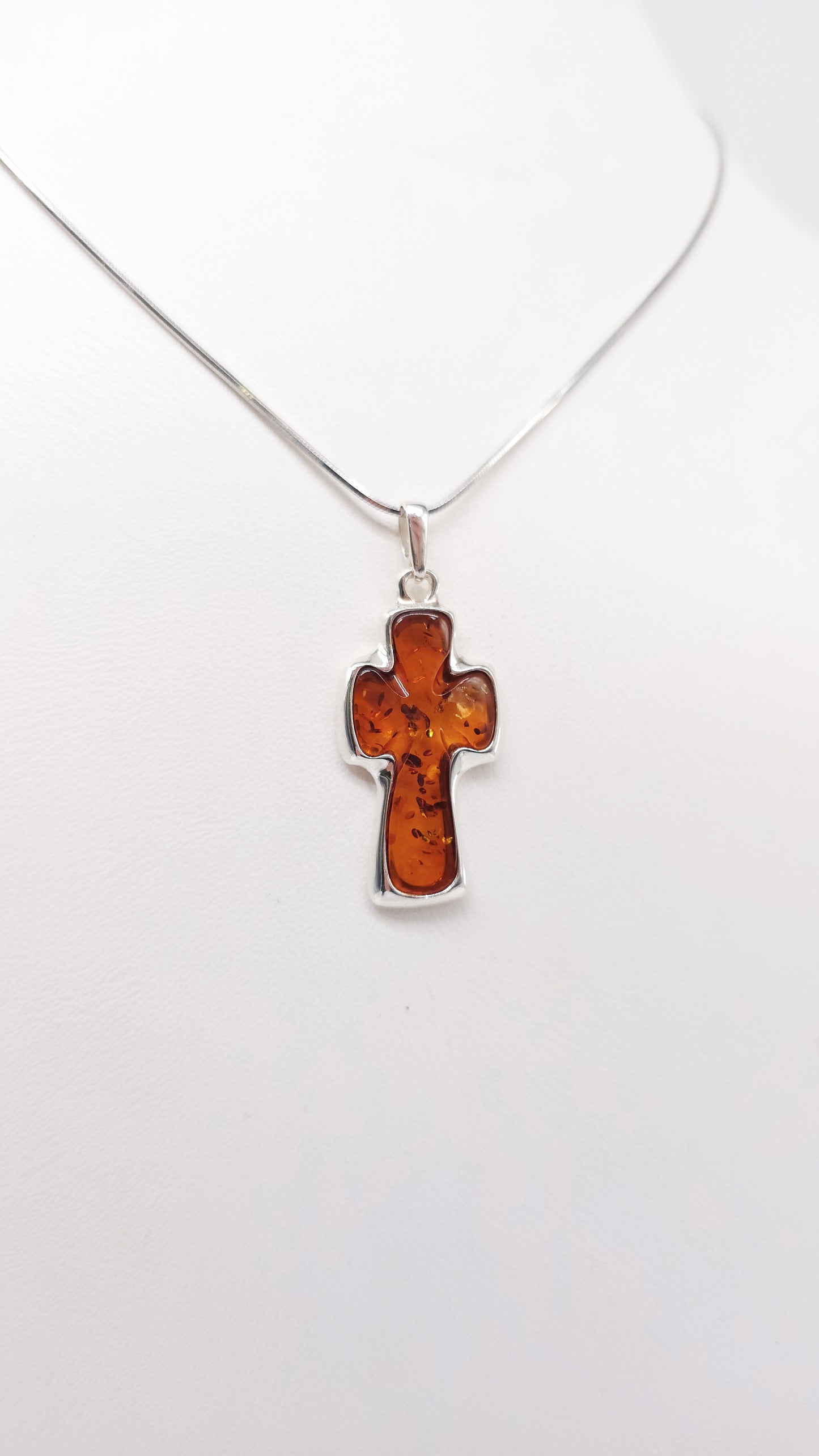 Kreuzanhänger für Damen & Herren – Bernsteinschmuck
