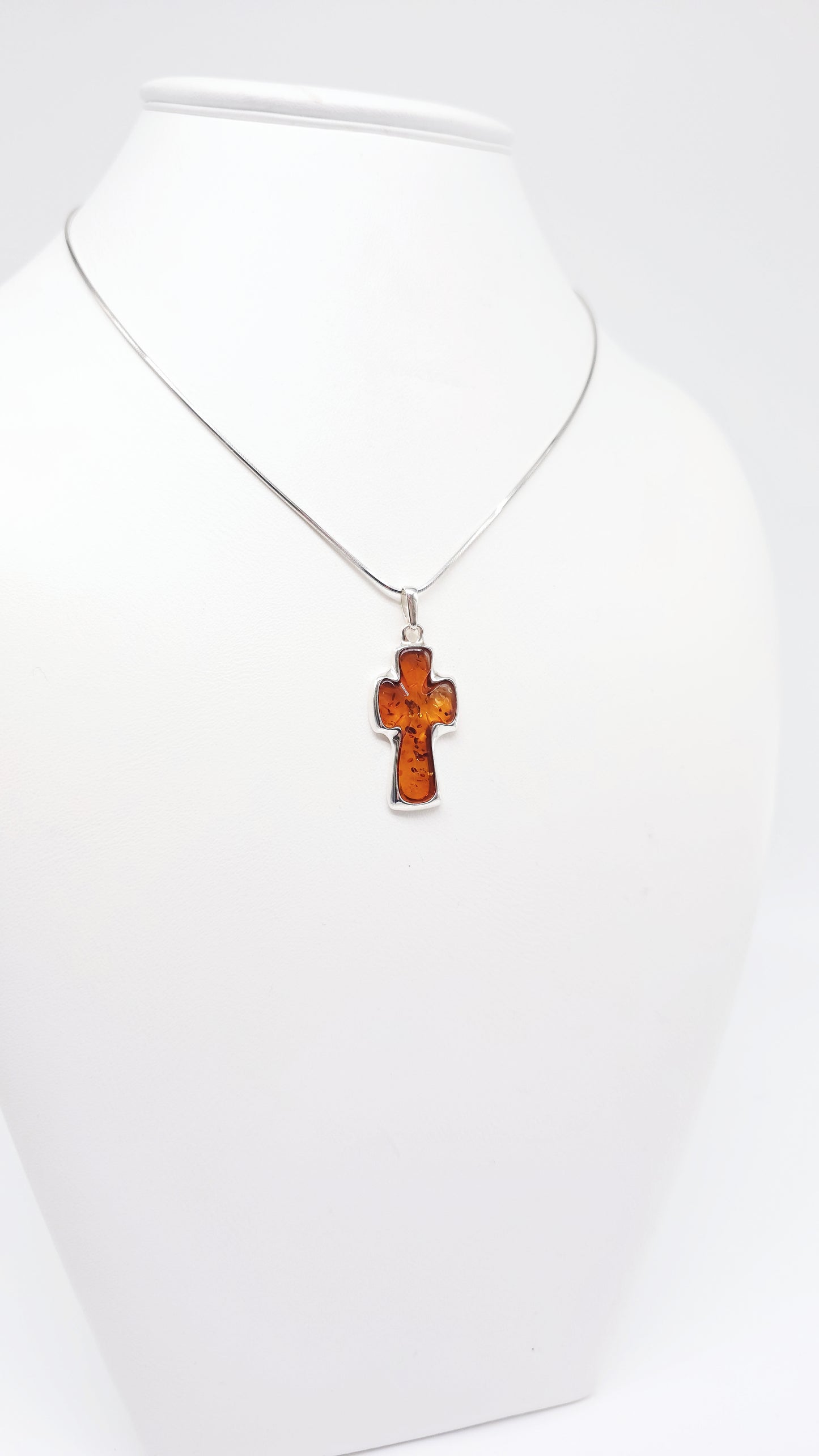Kreuzanhänger für Damen & Herren – Bernsteinschmuck