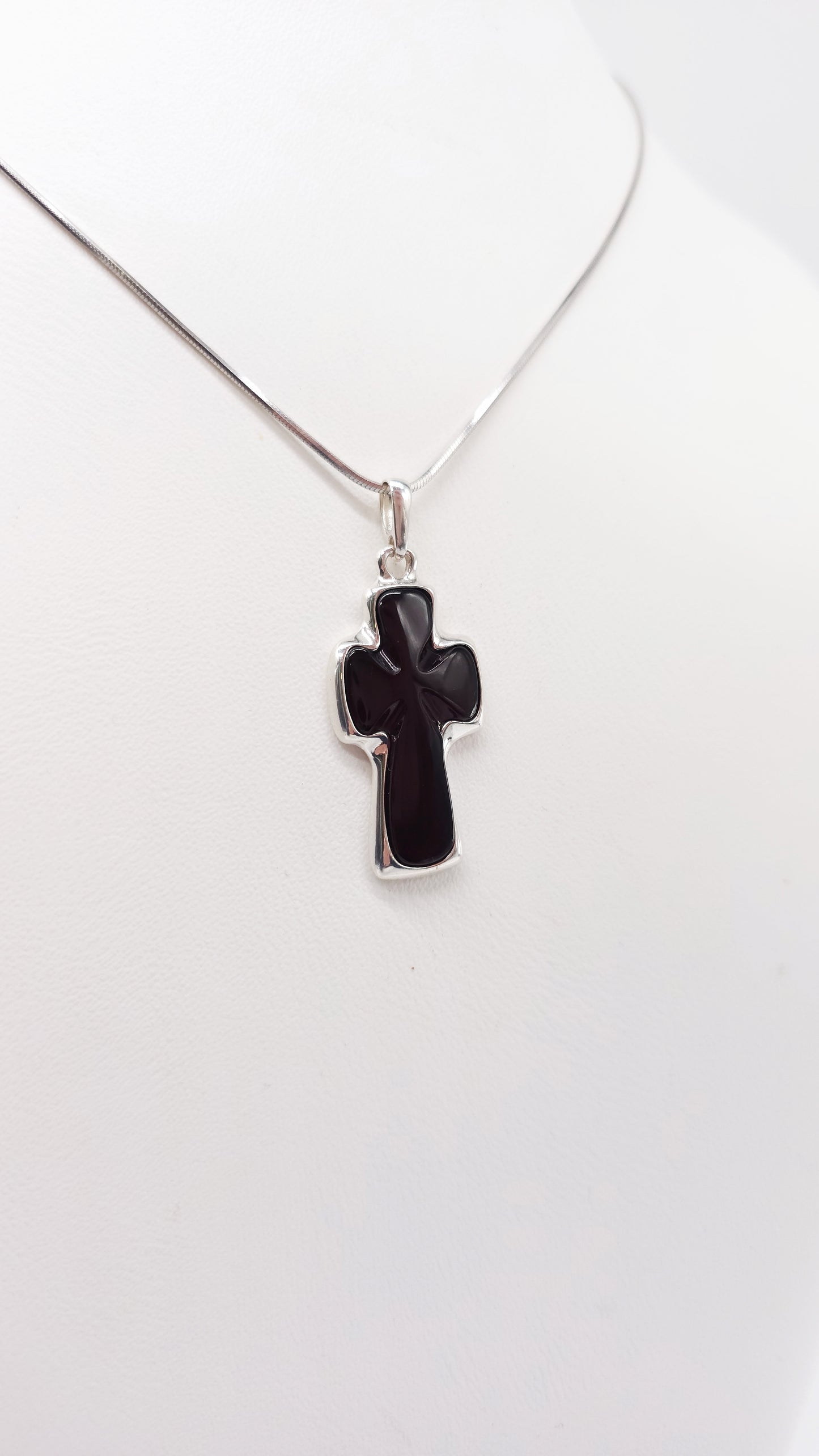 Kreuzanhänger für Damen & Herren – Bernsteinschmuck