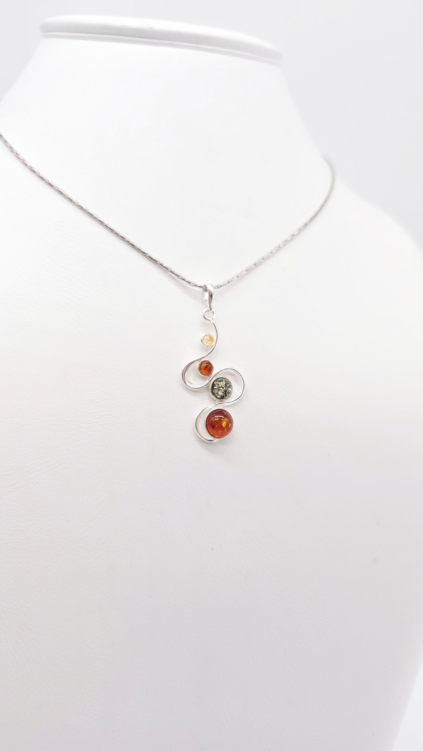 Anhänger aus 925er Sterlingsilber mit drei bunten Bernsteinen
