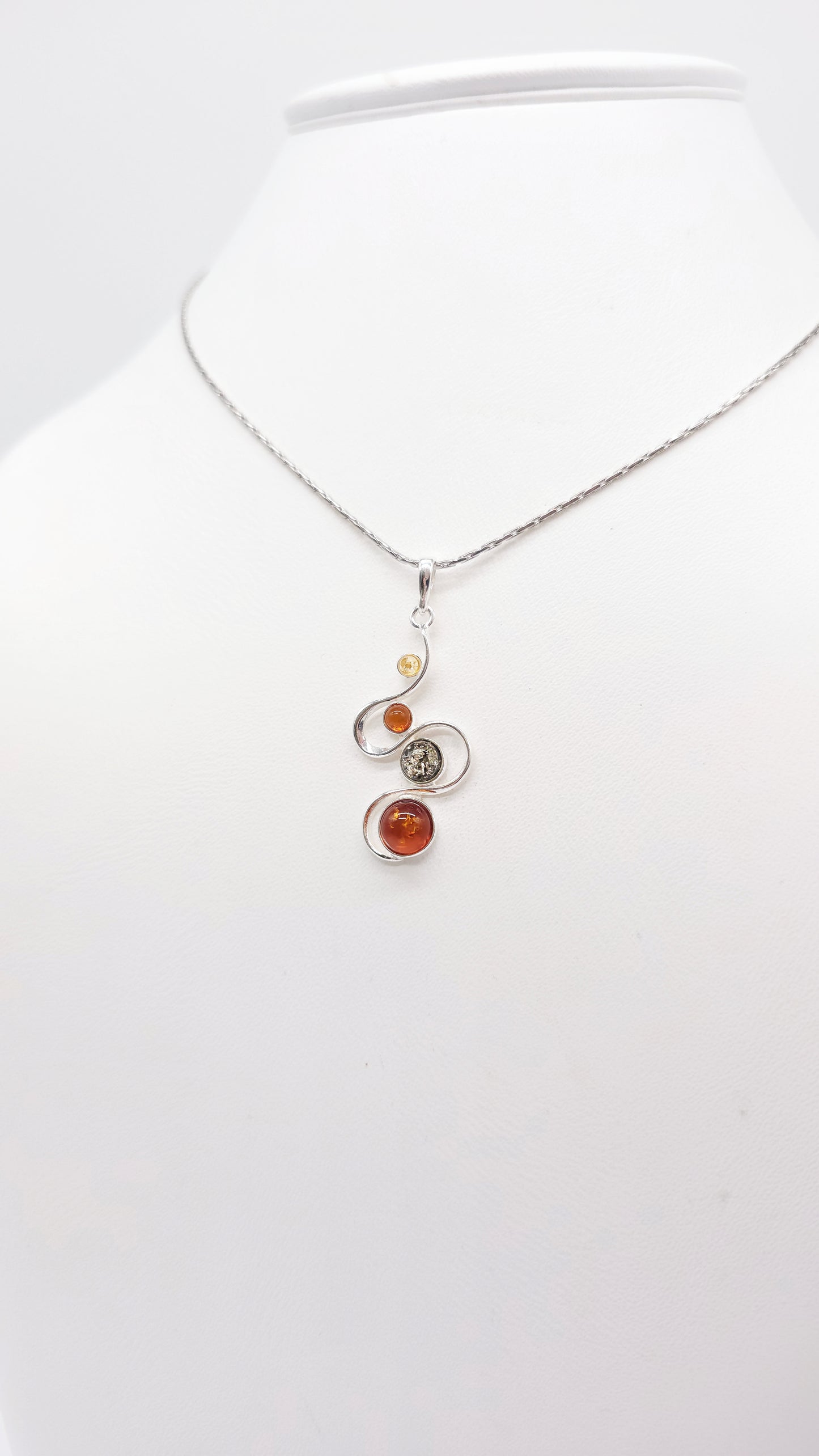 Anhänger aus 925er Sterlingsilber mit drei bunten Bernsteinen