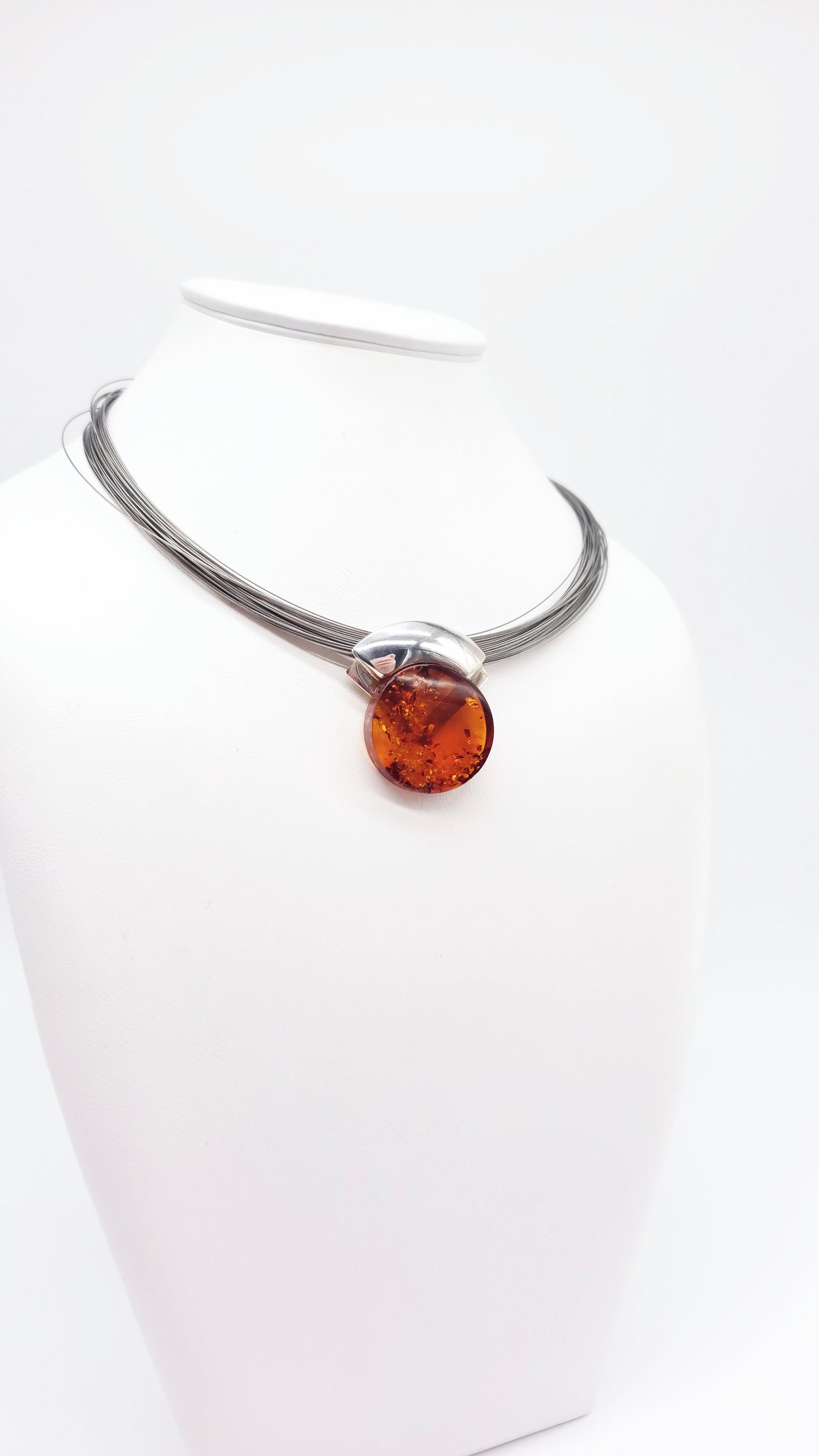 Accent flamboyant : collier moderne en ambre