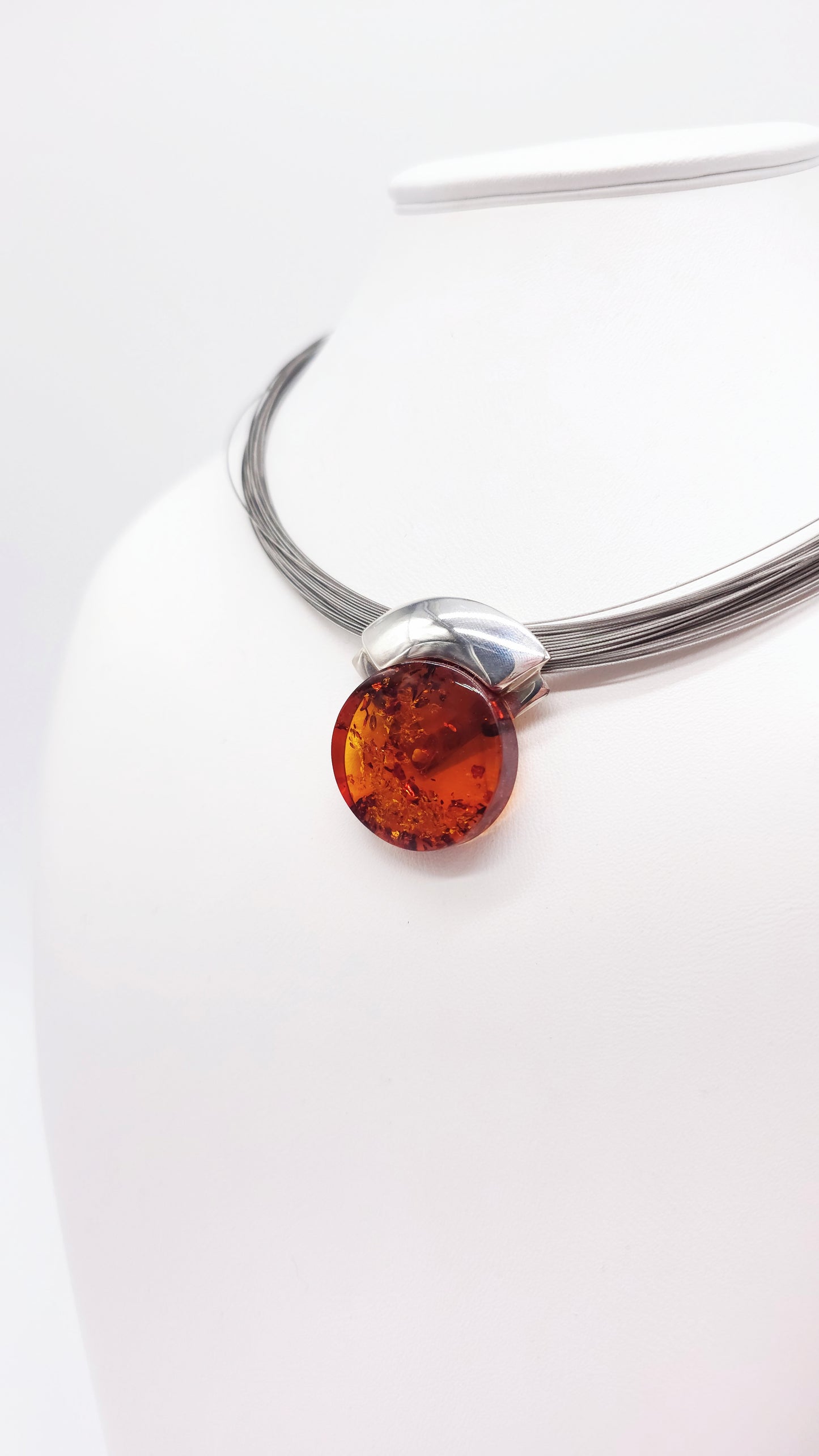 Accent flamboyant : collier moderne en ambre