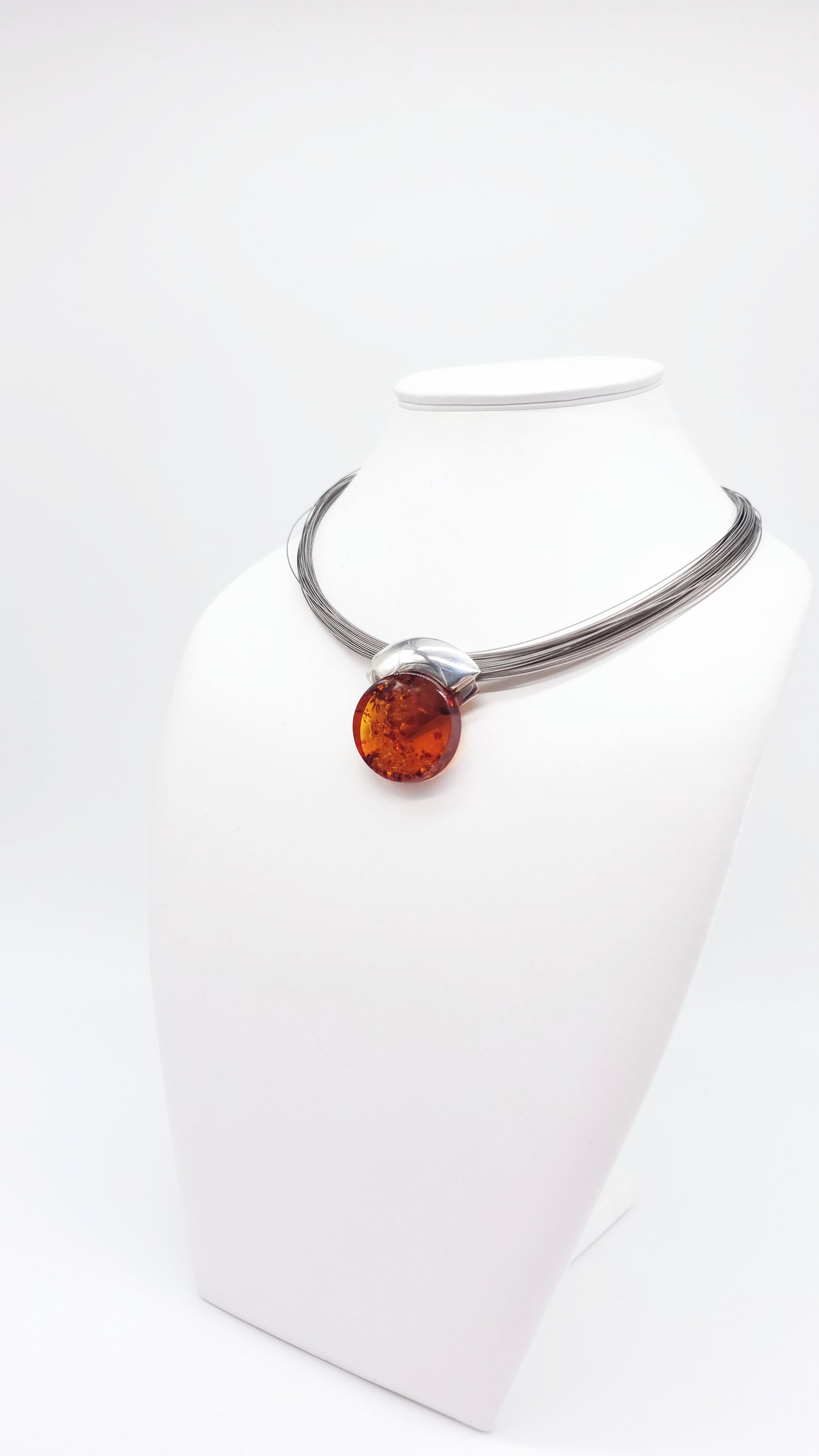Accent flamboyant : collier moderne en ambre
