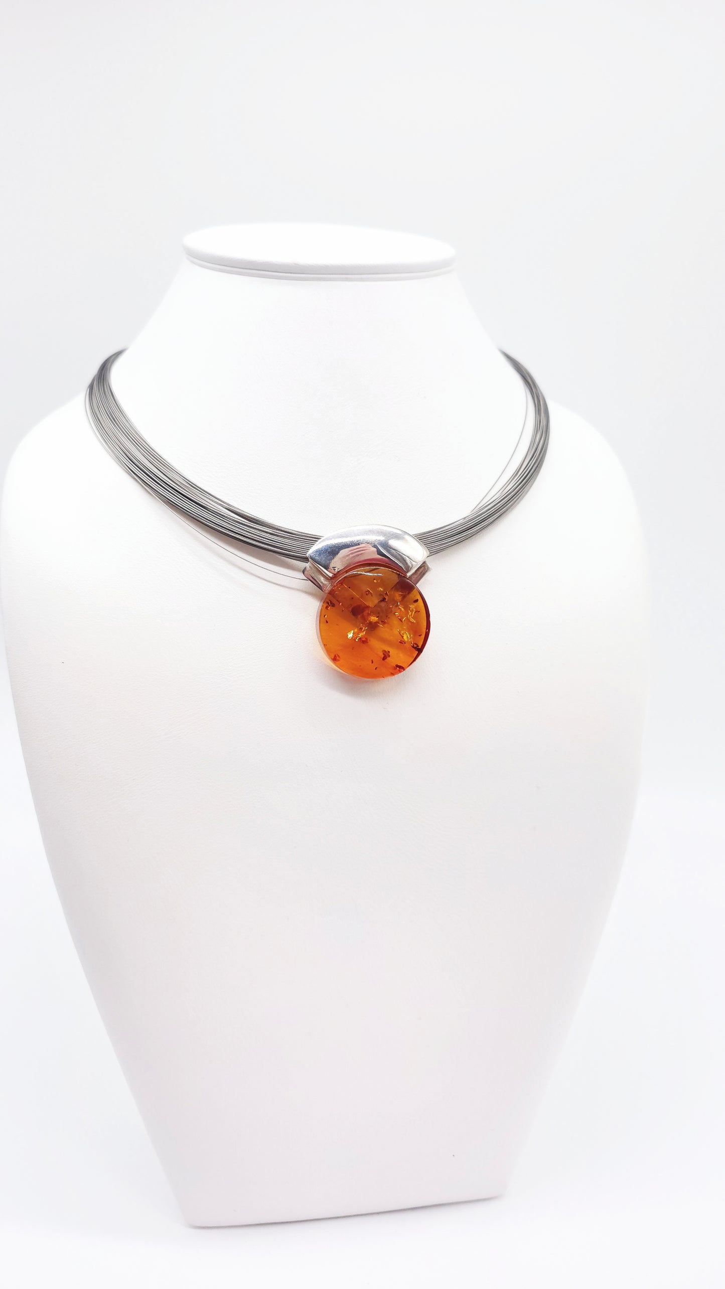 Accent flamboyant : collier moderne en ambre