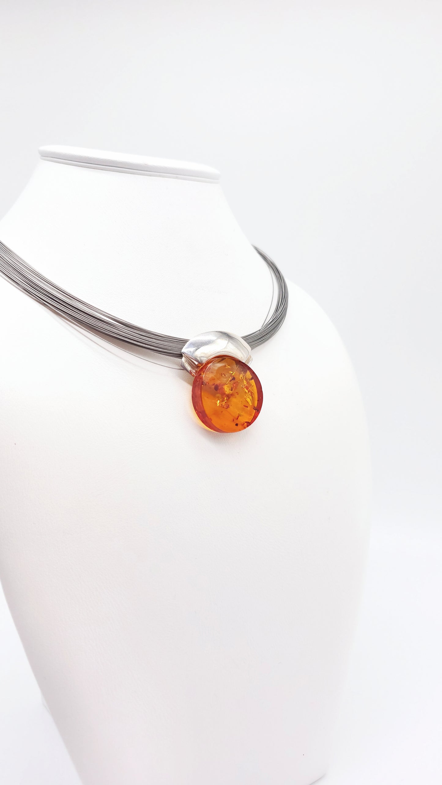 Accent flamboyant : collier moderne en ambre