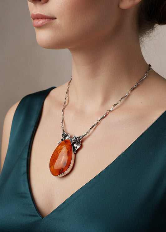 Unieke halsketting met grote barnstenen hanger