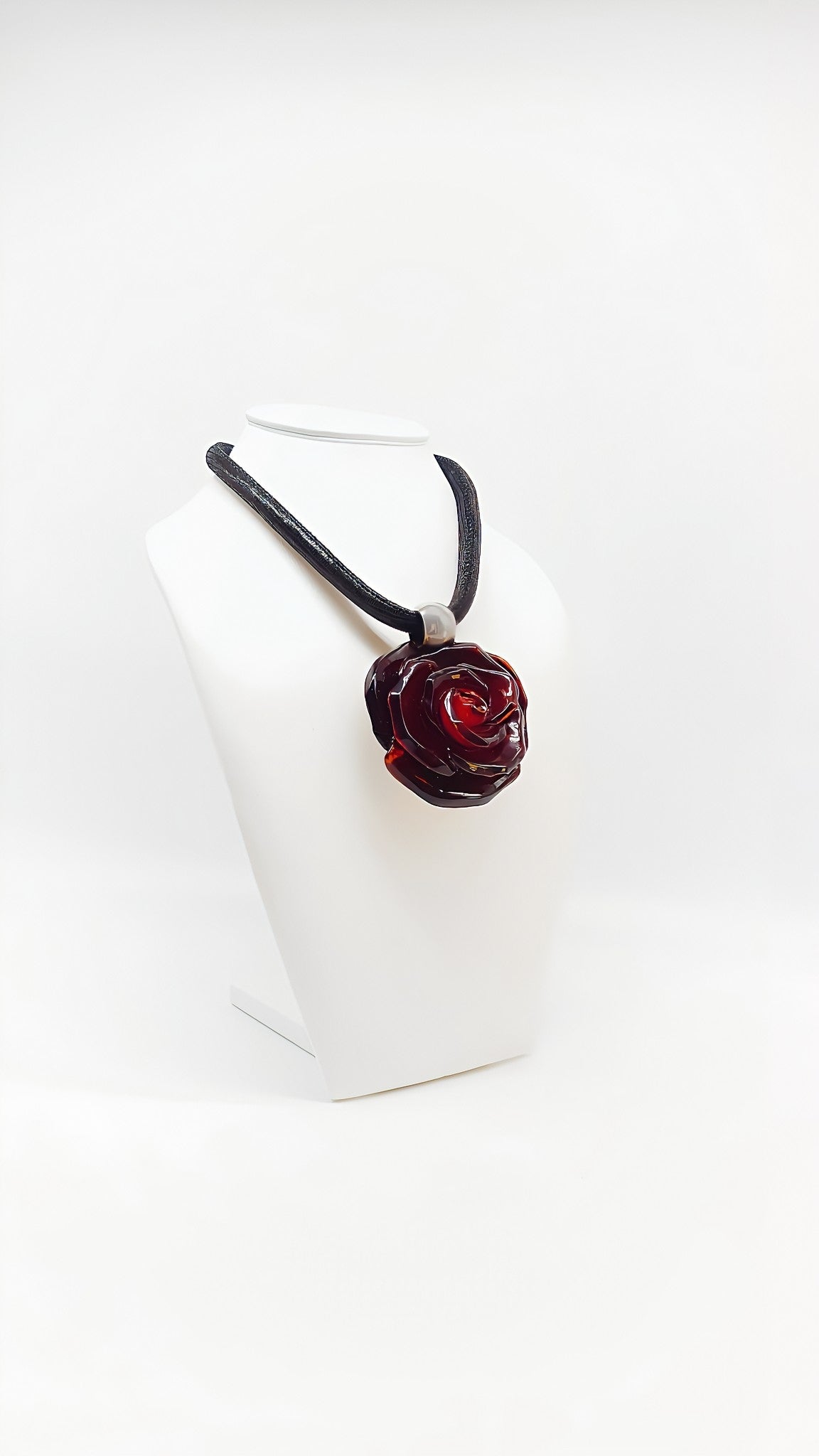 Rose gold: amber pendant in rose design
