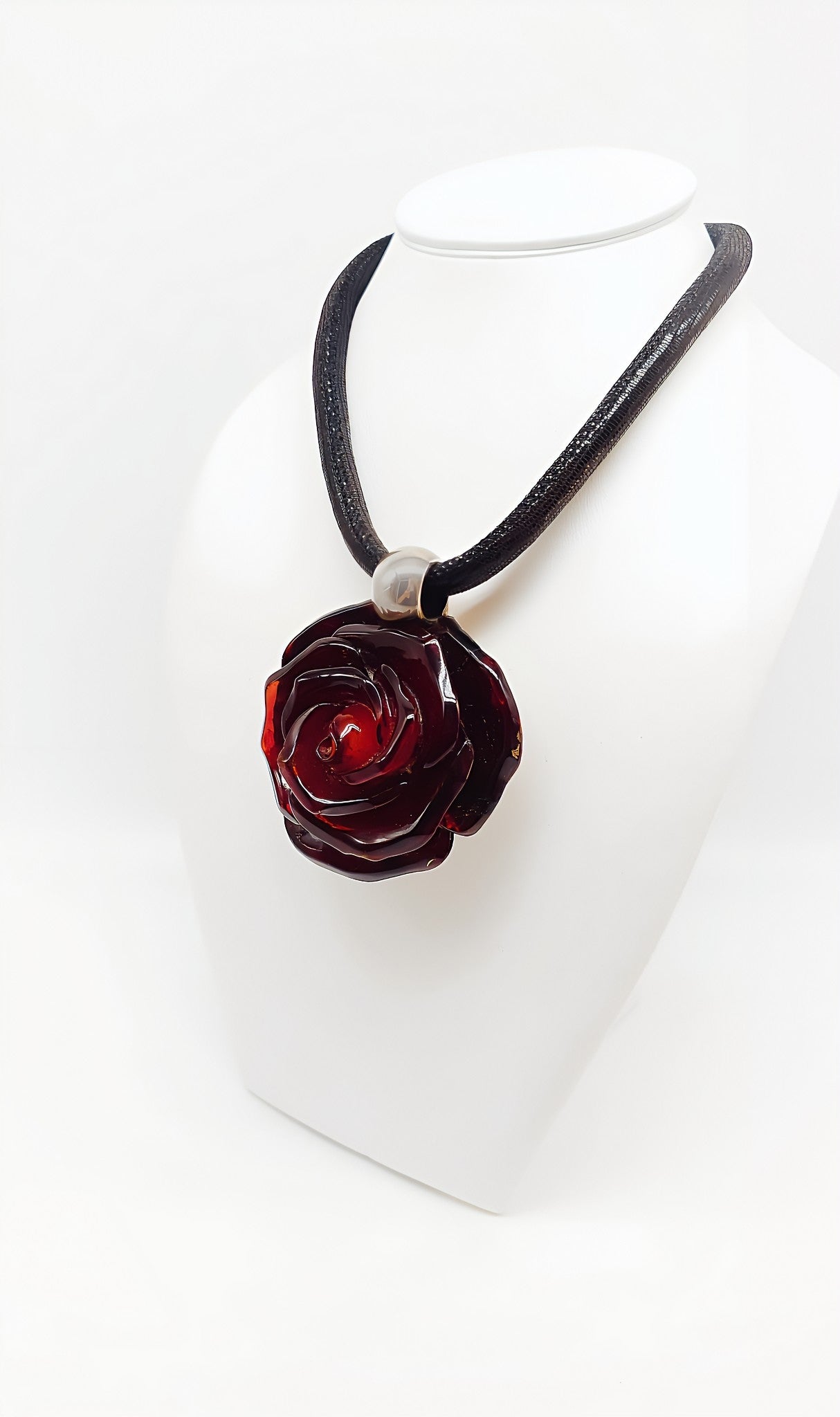 Rose gold: amber pendant in rose design