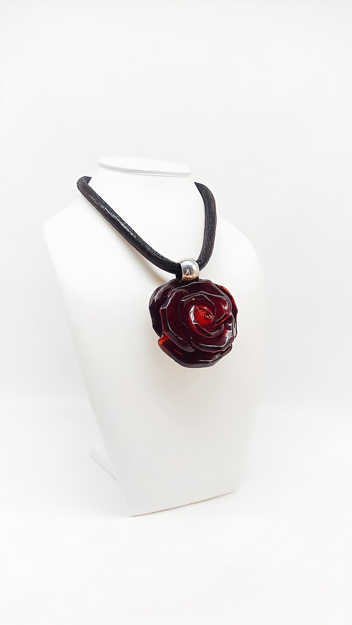 Rose gold: amber pendant in rose design