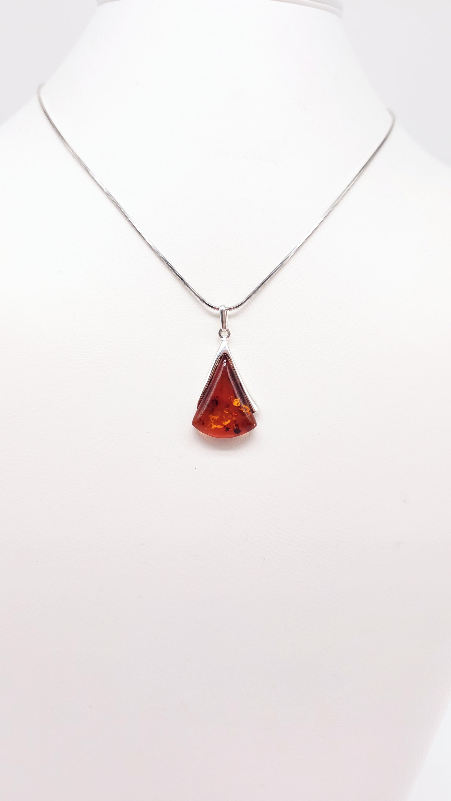 Bernsteinschmuck Anhänger in Silber – edles Design