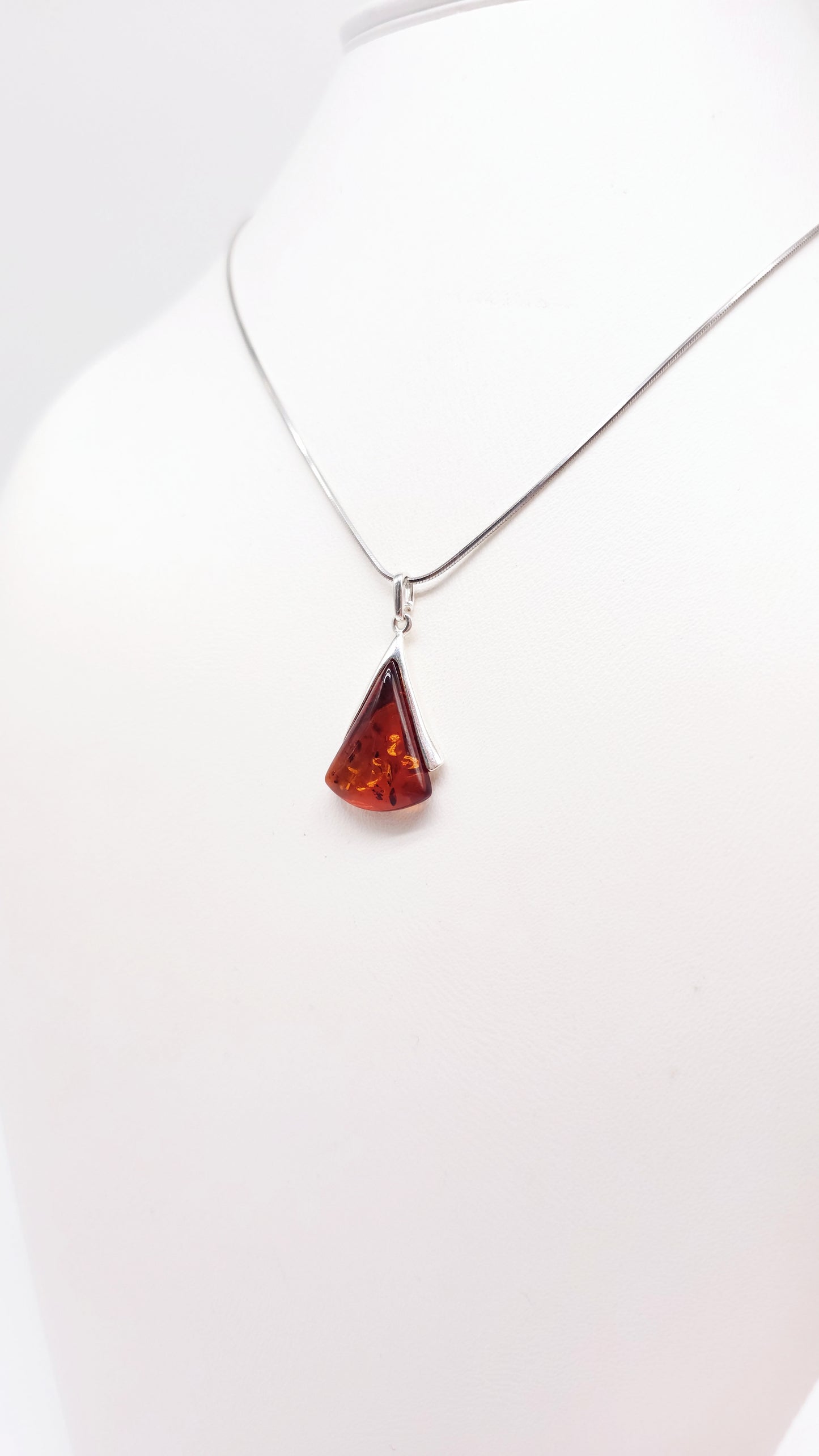 Bernsteinschmuck Anhänger in Silber – edles Design