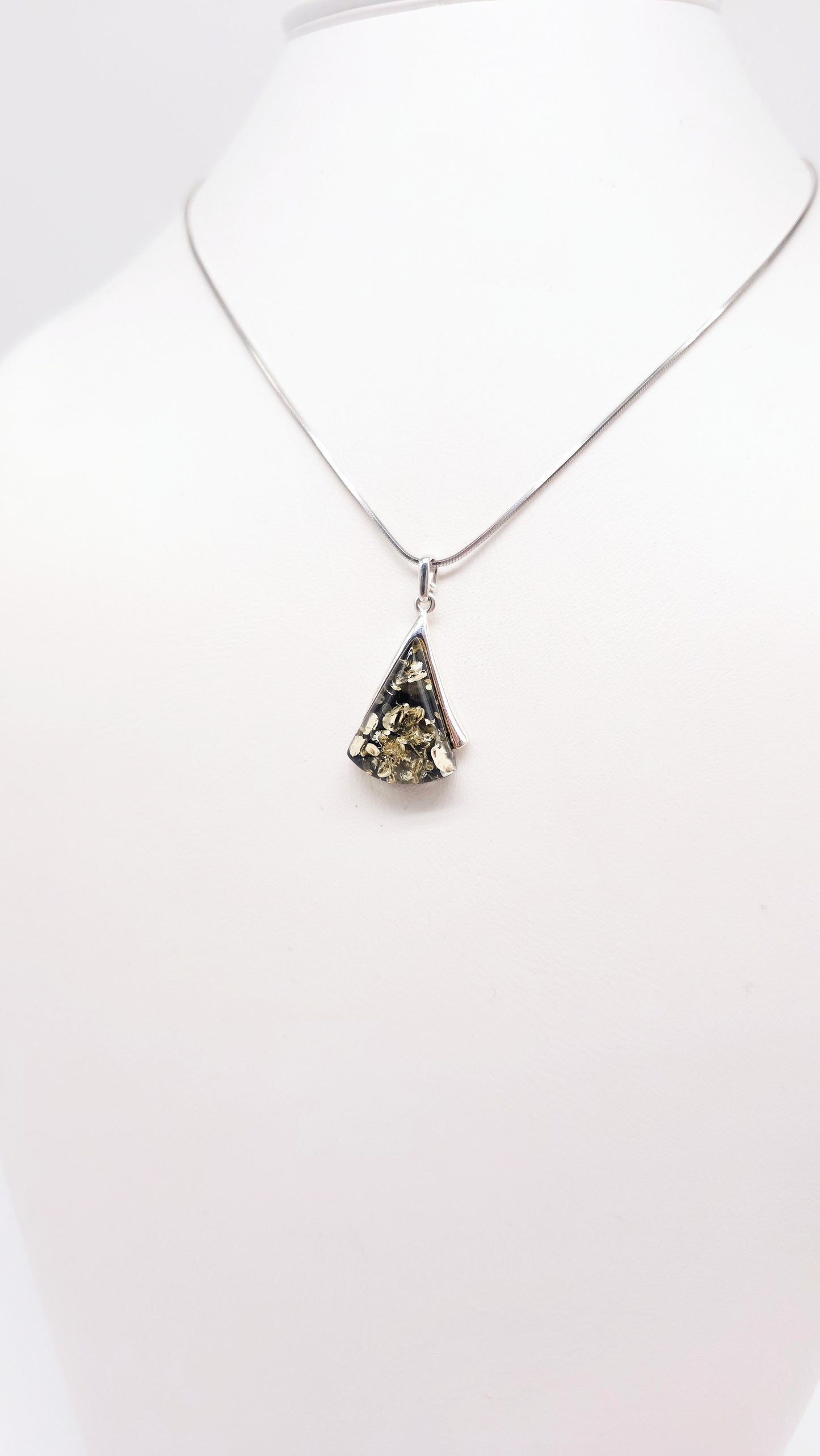 Bernsteinschmuck Anhänger in Silber – edles Design