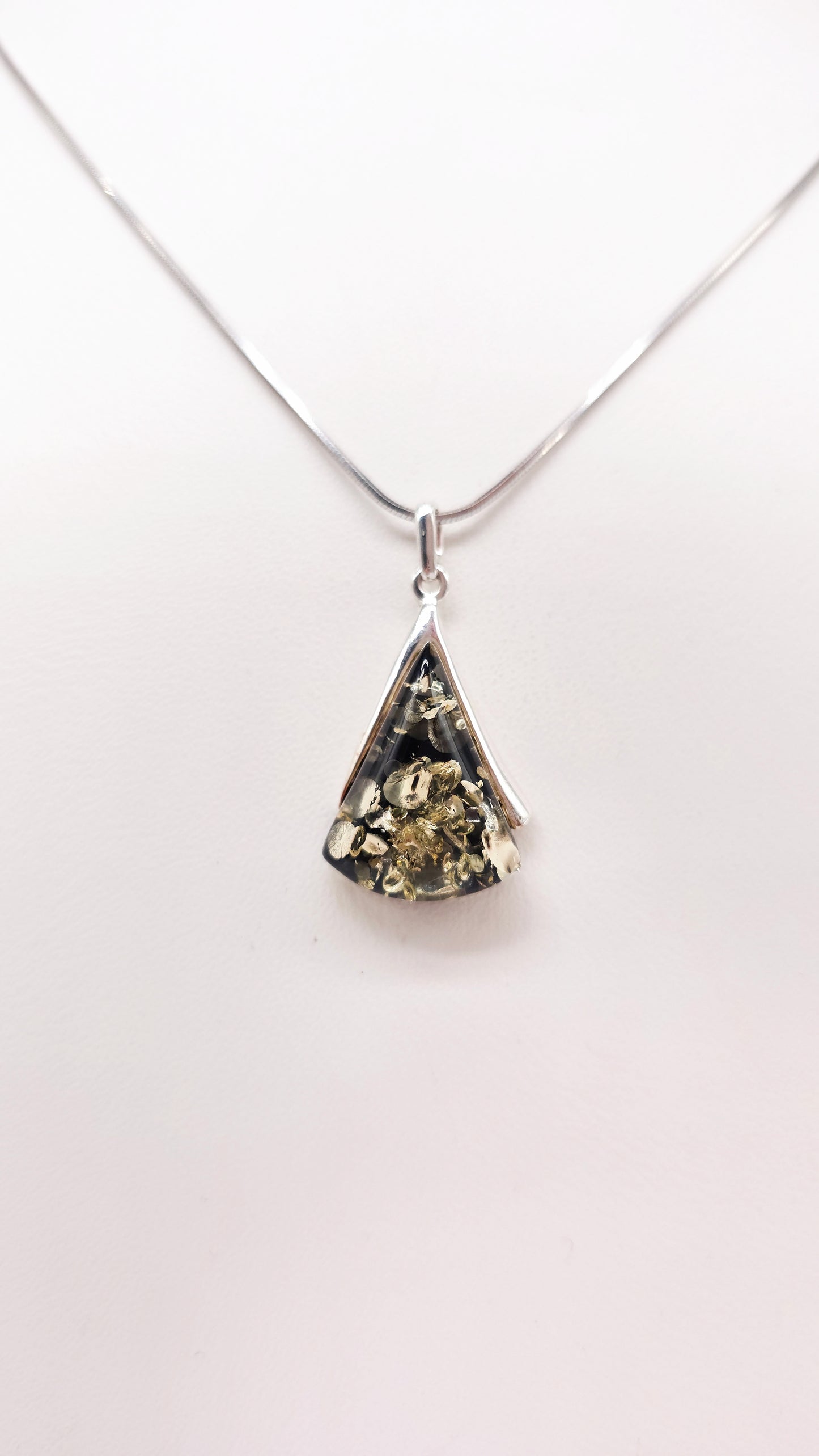 Bernsteinschmuck Anhänger in Silber – edles Design